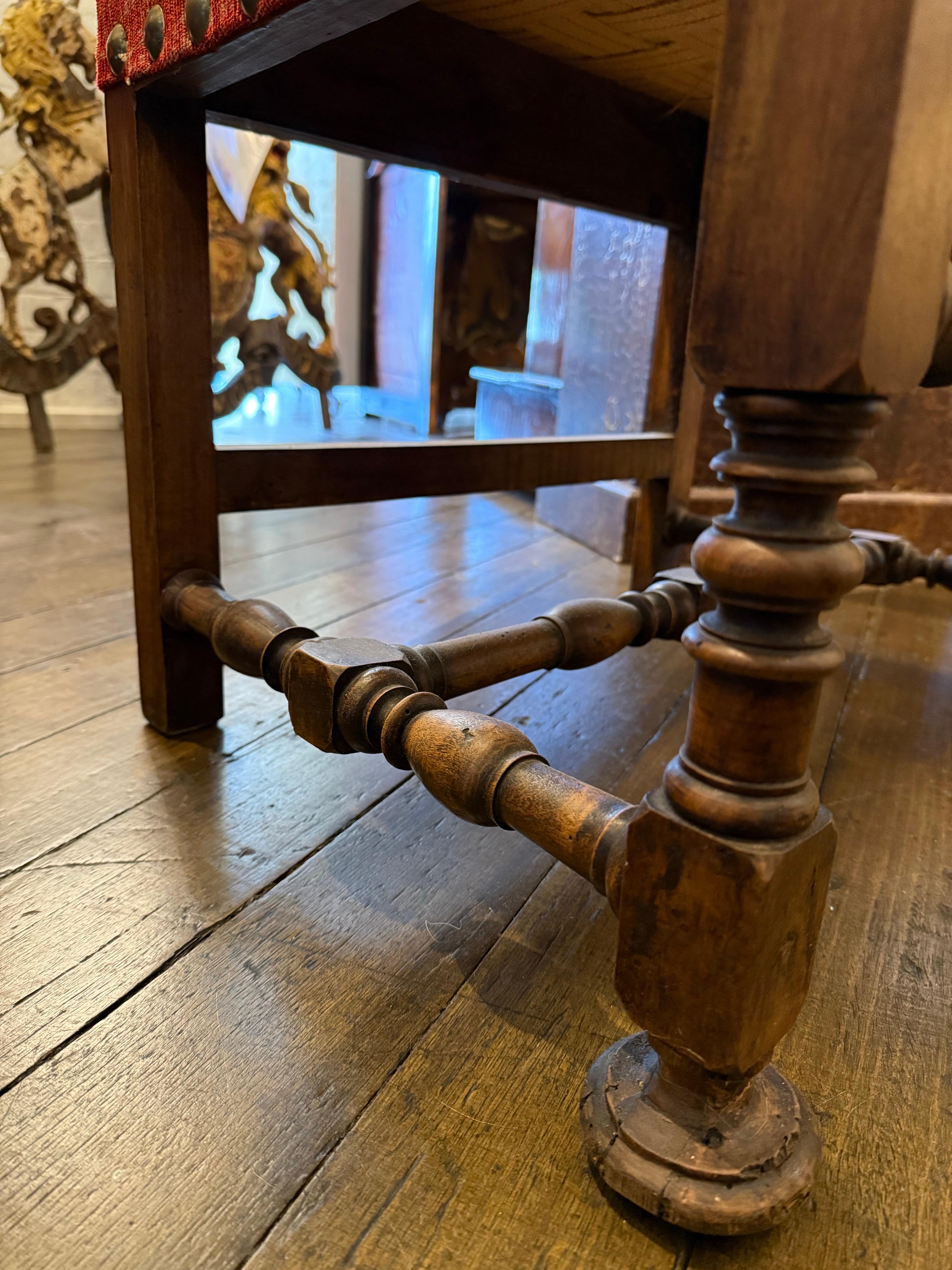 Paire de grands fauteuils italiens en noyer sculpté et parchemin doré, 19e siècle en vente 7