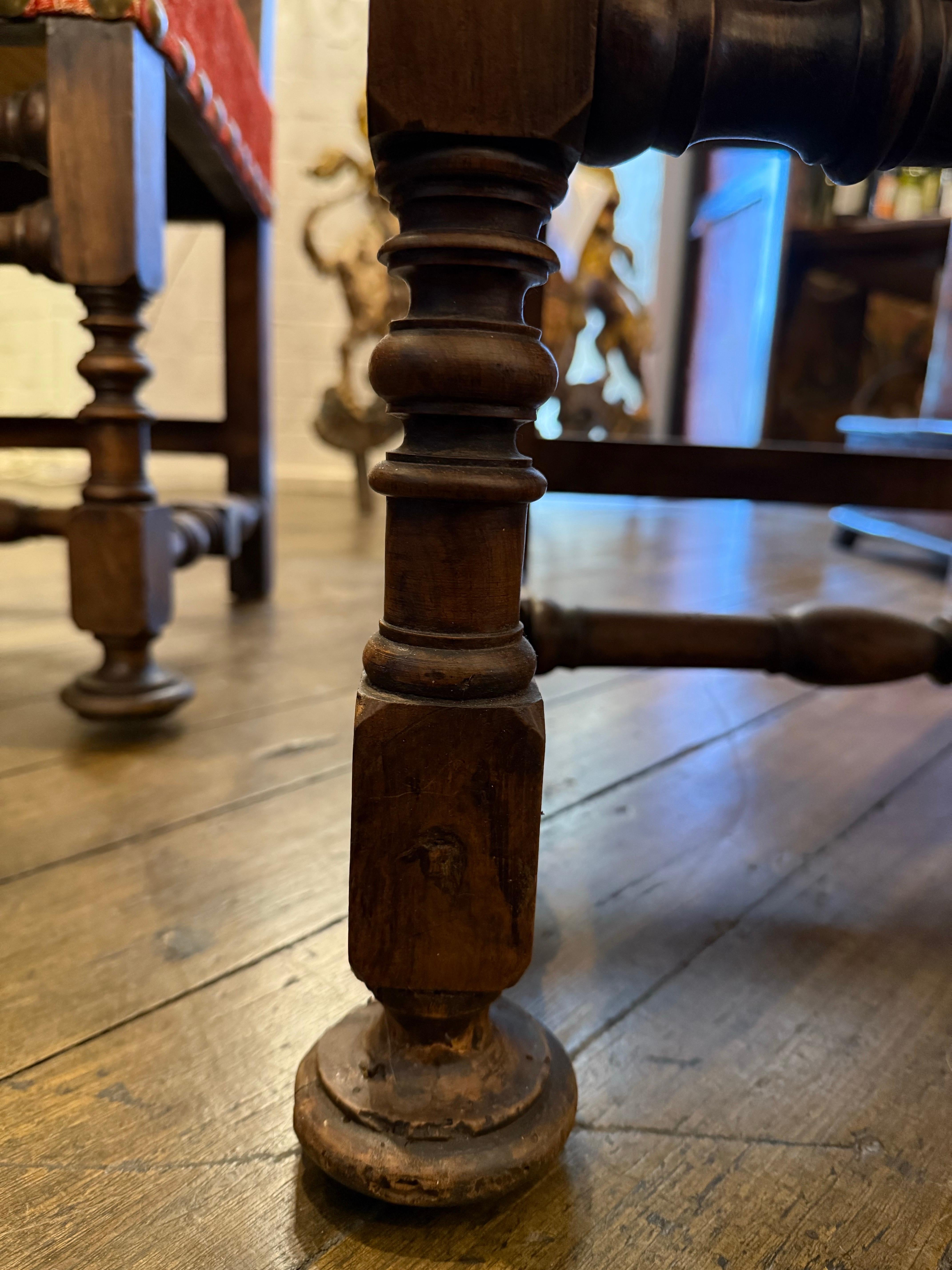 Paire de grands fauteuils italiens en noyer sculpté et parchemin doré, 19e siècle en vente 8