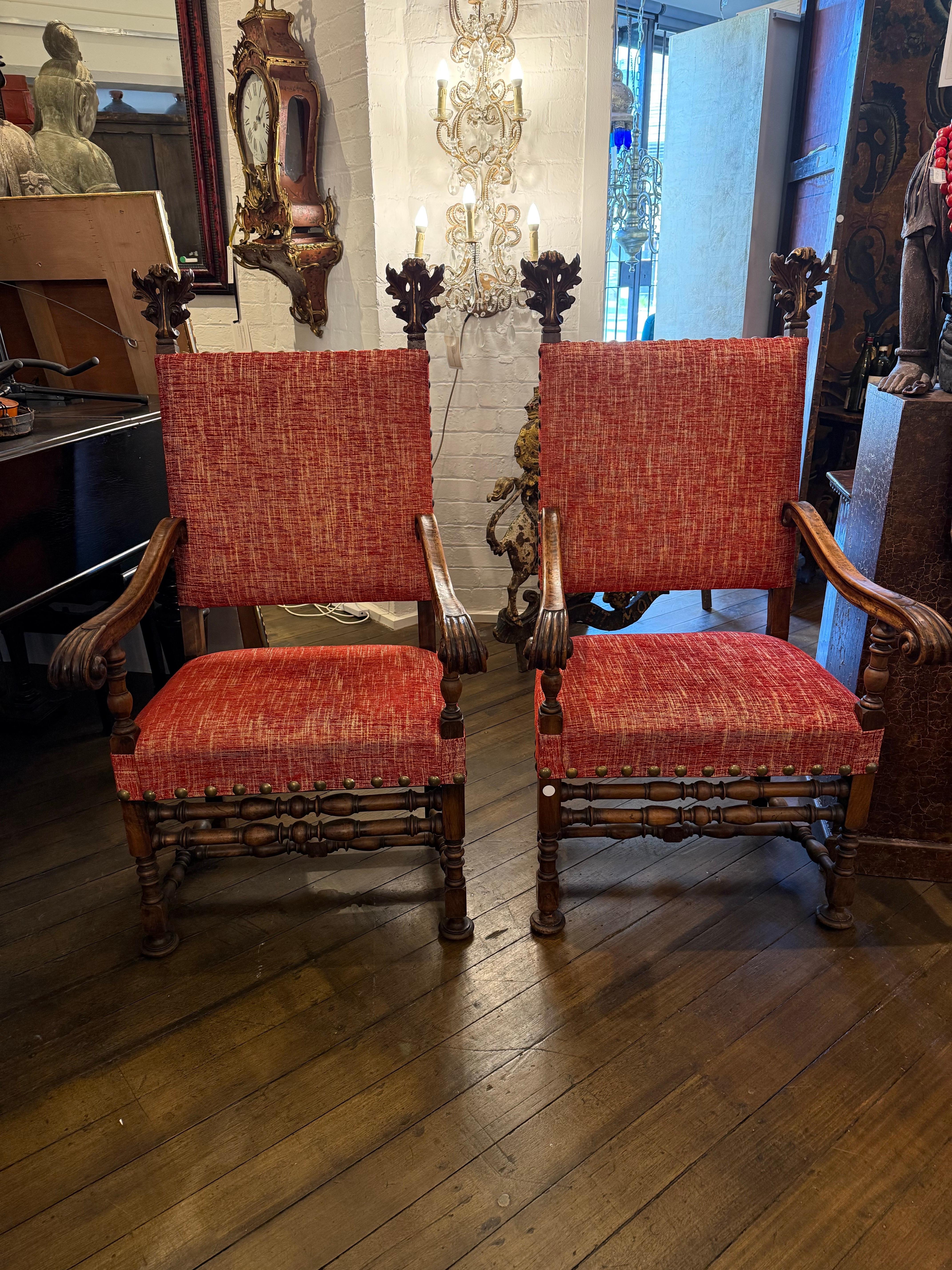 Paire de grands fauteuils italiens en noyer sculpté et en parchemin doré, 19e siècle

Description :
Le dossier et l'assise de chaque fauteuil sont tapissés de chenille rouge avec une garniture de têtes de clous en laiton. Le dossier carré légèrement