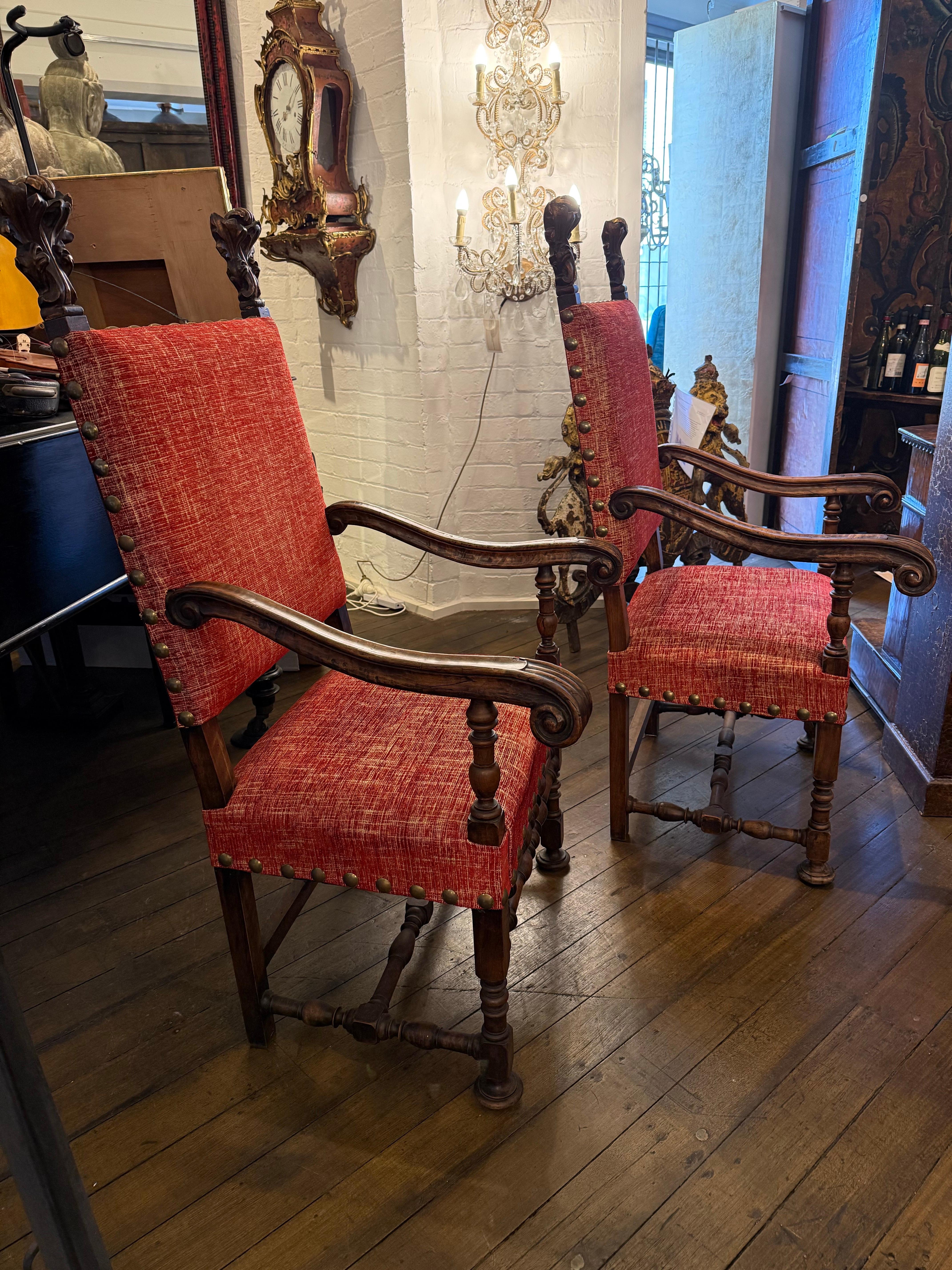 Sculpté à la main Paire de grands fauteuils italiens en noyer sculpté et parchemin doré, 19e siècle en vente