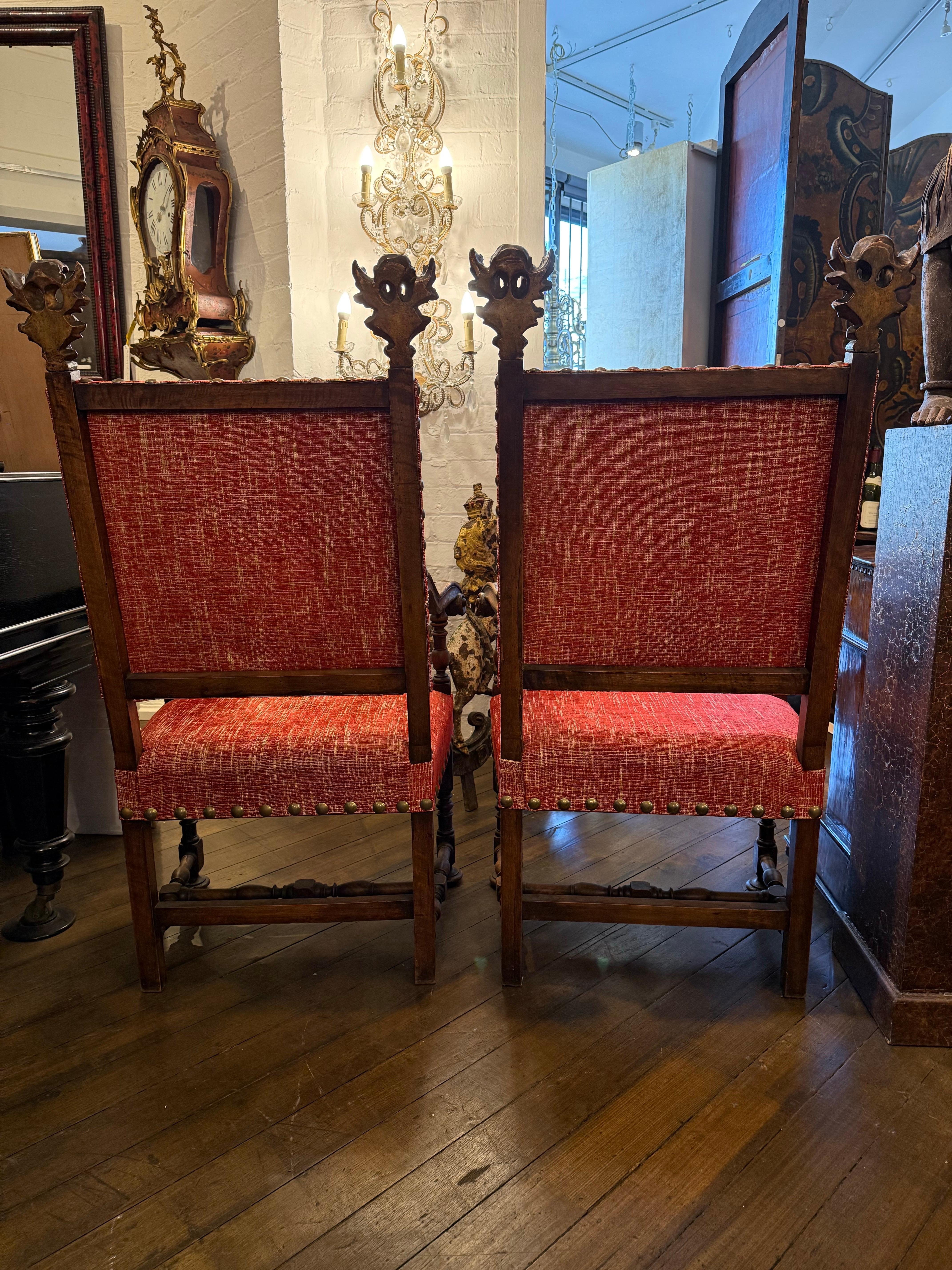 Paire de grands fauteuils italiens en noyer sculpté et parchemin doré, 19e siècle Bon état - En vente à ARMADALE, VIC