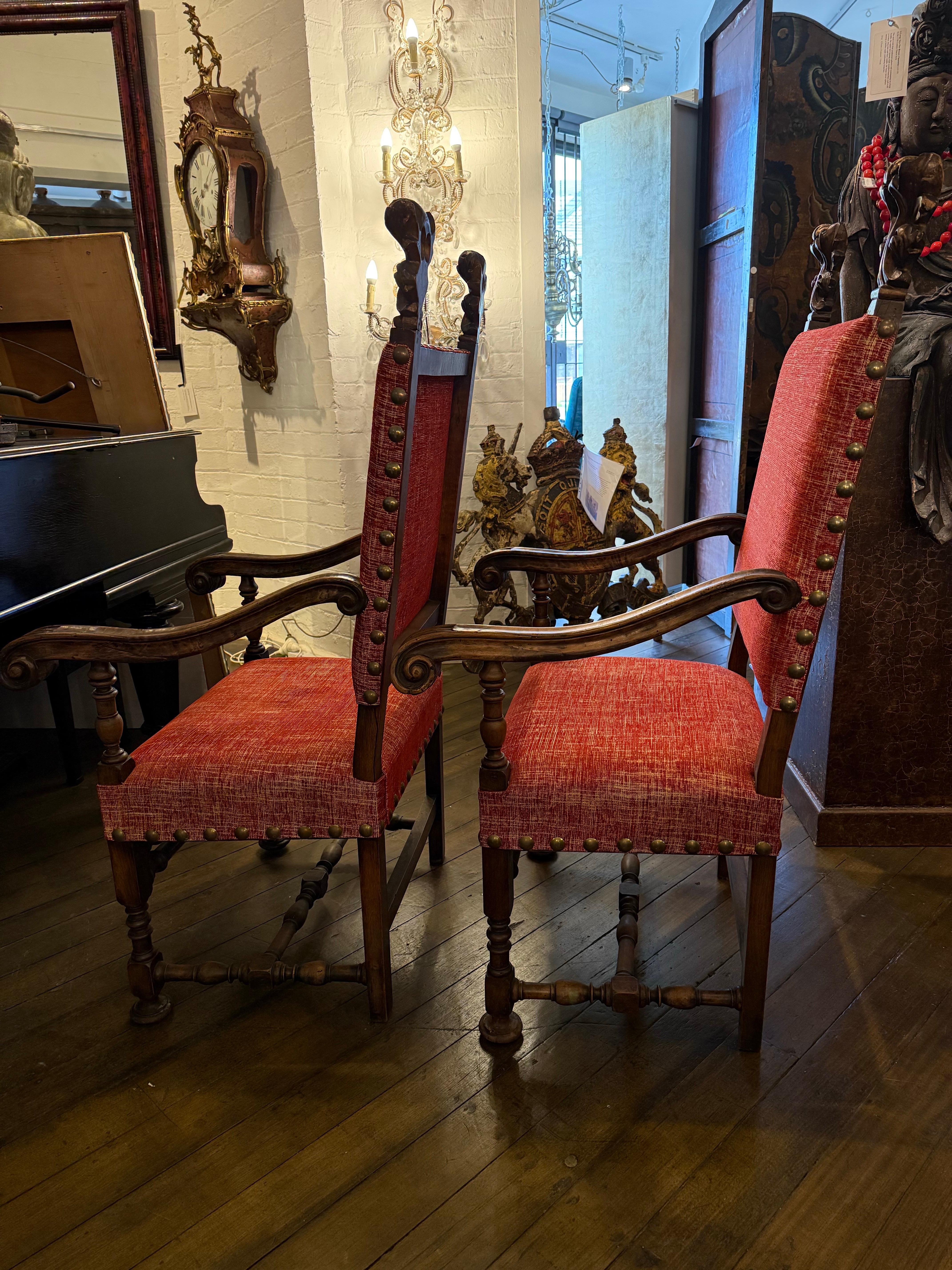 XIXe siècle Paire de grands fauteuils italiens en noyer sculpté et parchemin doré, 19e siècle en vente