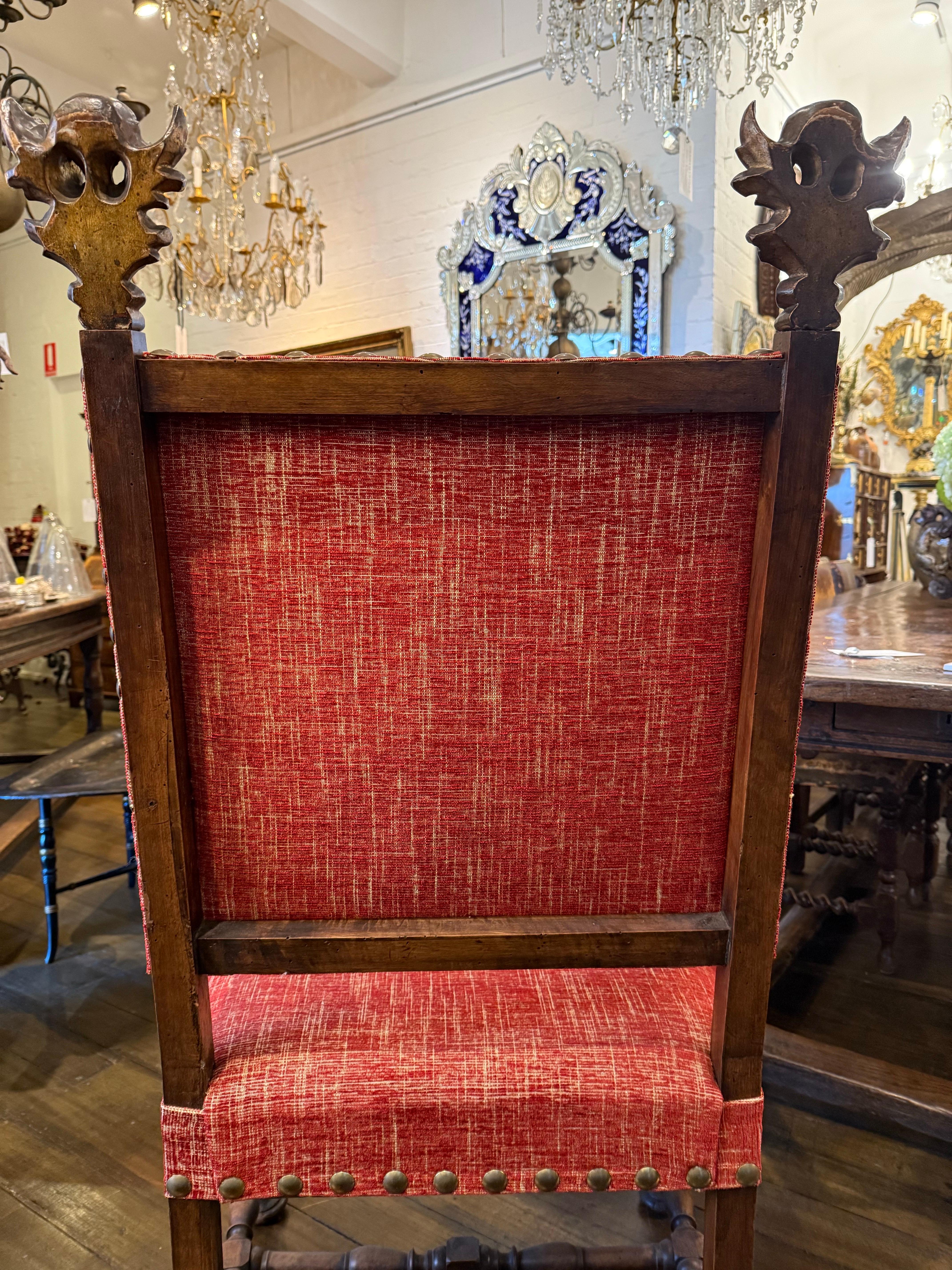 Paire de grands fauteuils italiens en noyer sculpté et parchemin doré, 19e siècle en vente 1