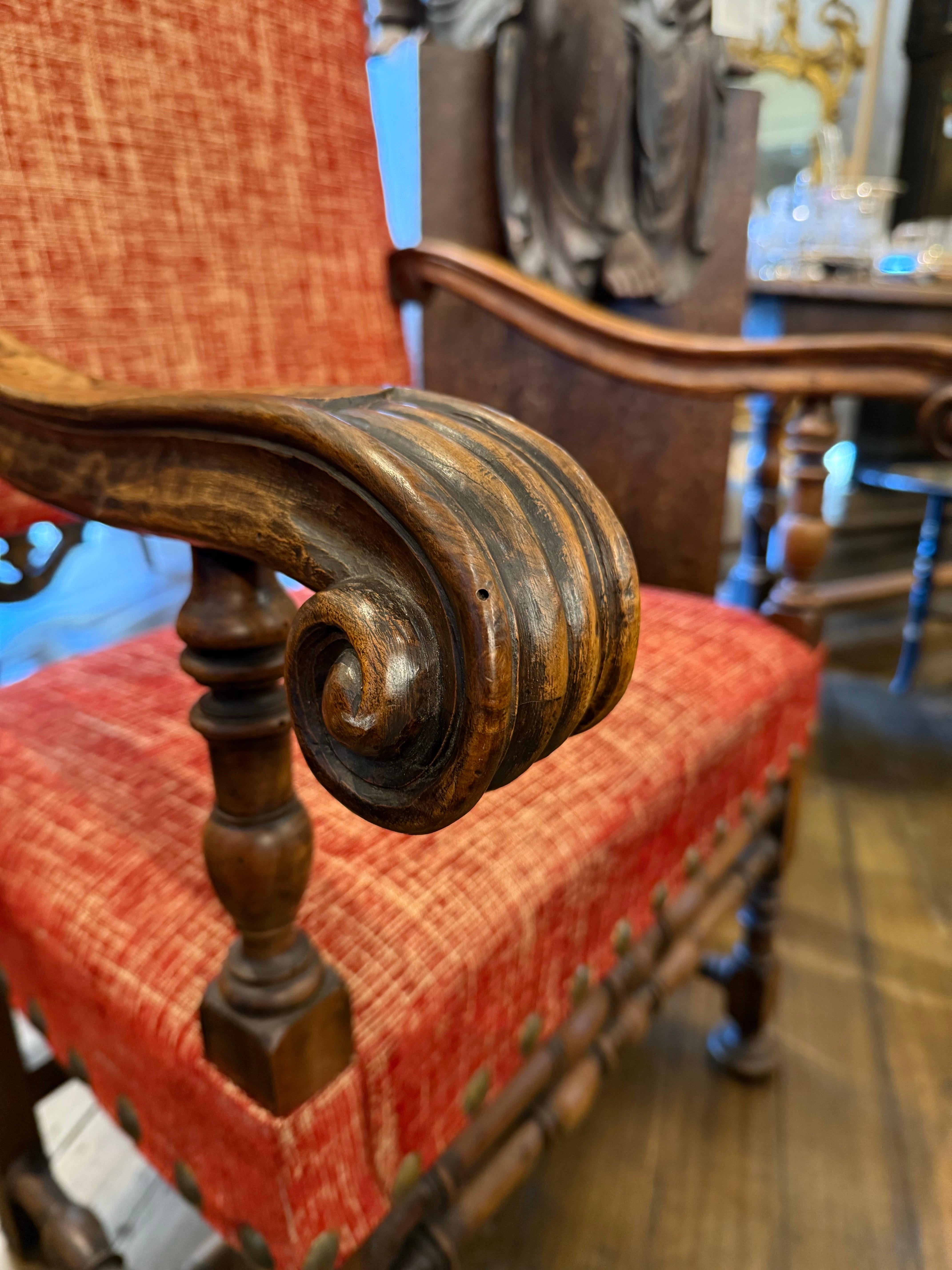 Paire de grands fauteuils italiens en noyer sculpté et parchemin doré, 19e siècle en vente 2