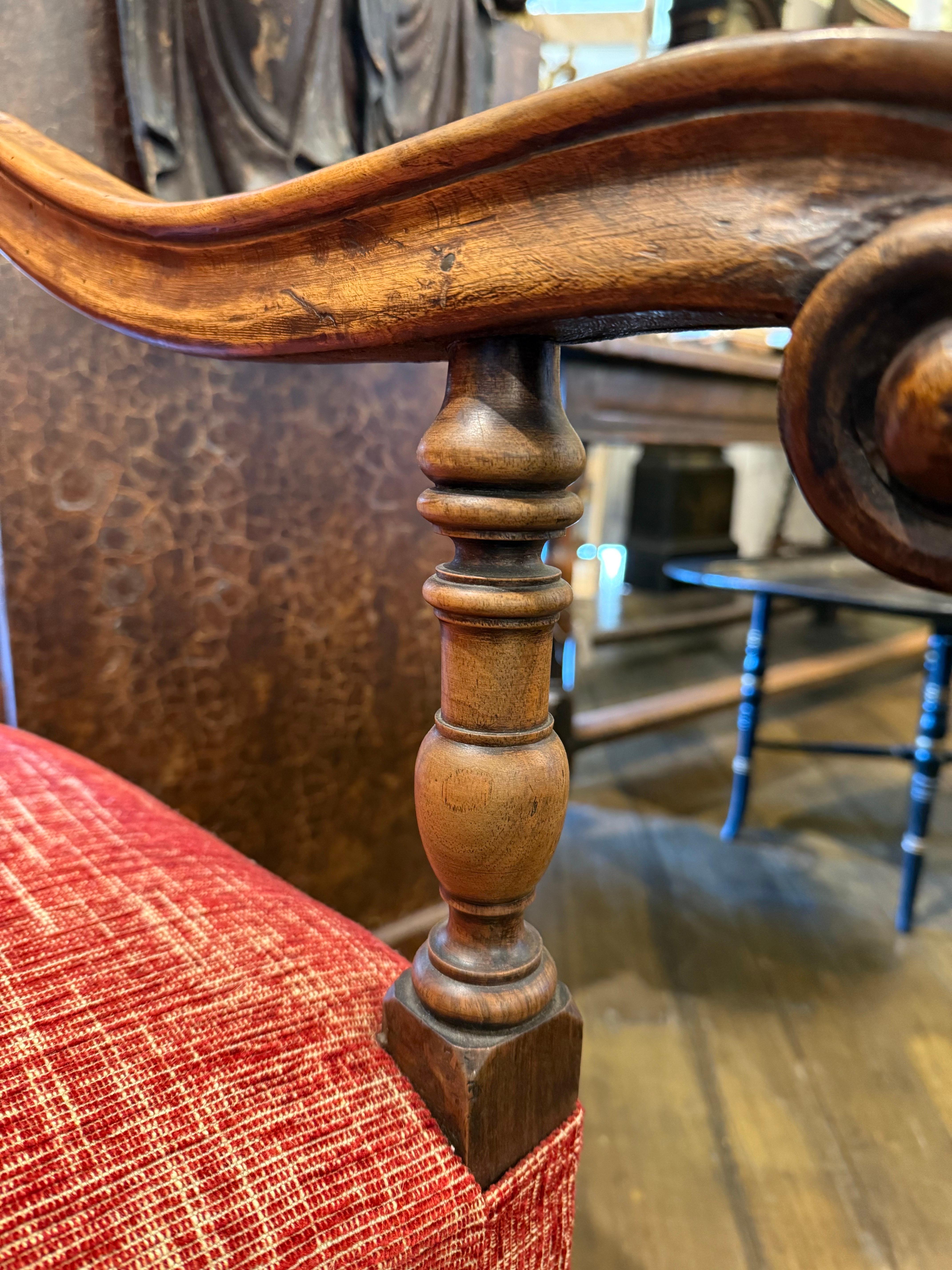 Paire de grands fauteuils italiens en noyer sculpté et parchemin doré, 19e siècle en vente 3