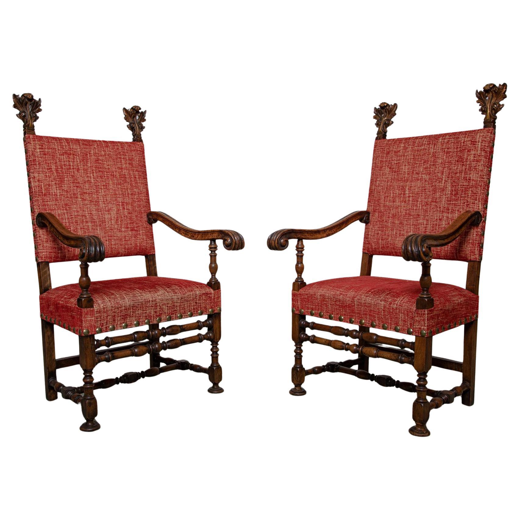 Paire de grands fauteuils italiens en noyer sculpté et parchemin doré, 19e siècle en vente