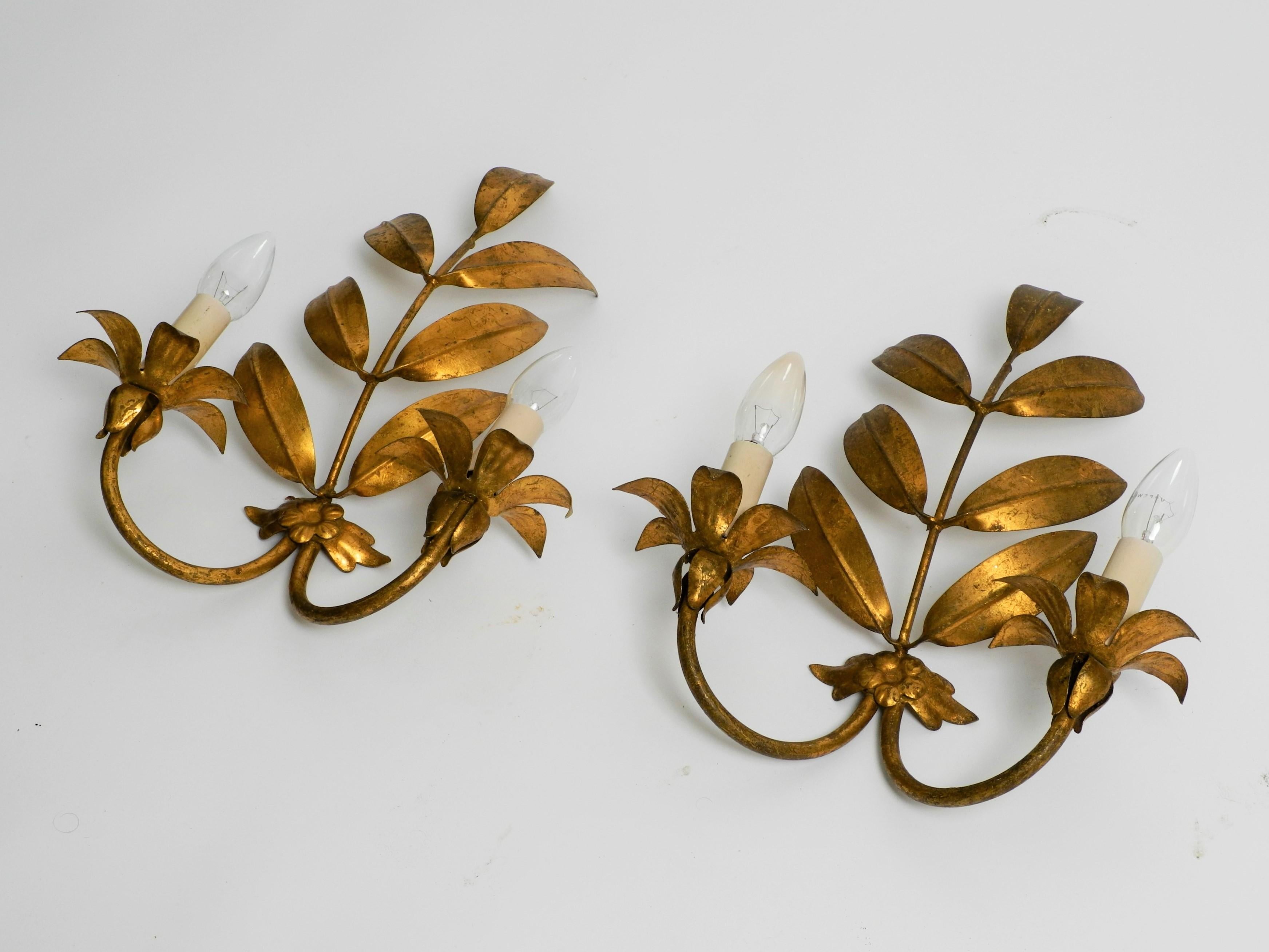 Pair of Large Italian Gilded Florentine Wall Lamps In Good Condition For Sale In München, BY