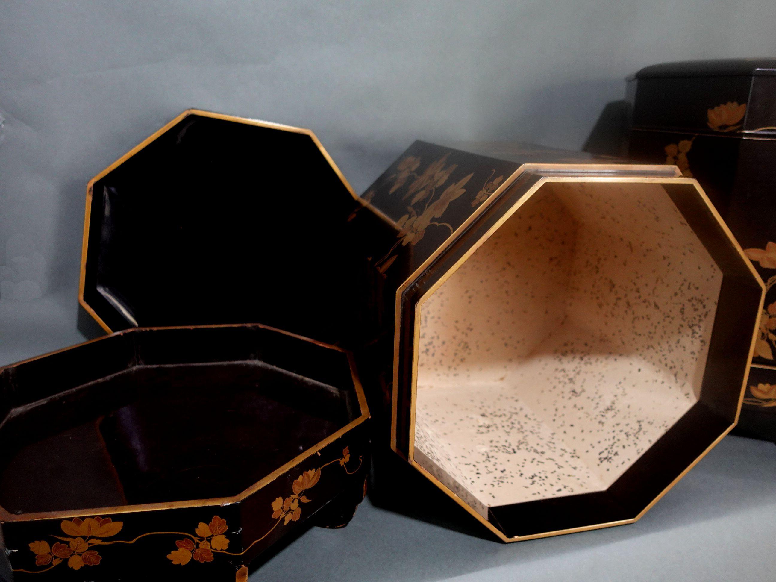 A Pair of Large Japanese Lacquer Kaioke Boxes For Sale 7