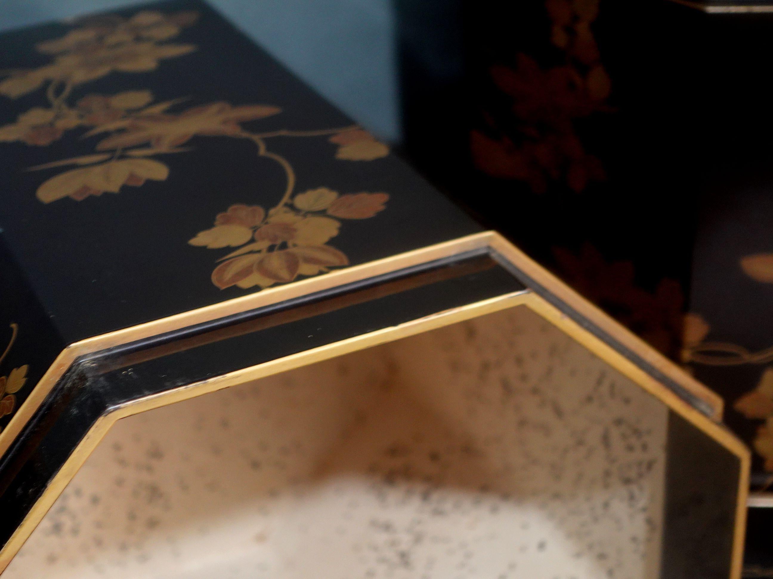 A Pair of Large Japanese Lacquer Kaioke Boxes For Sale 8