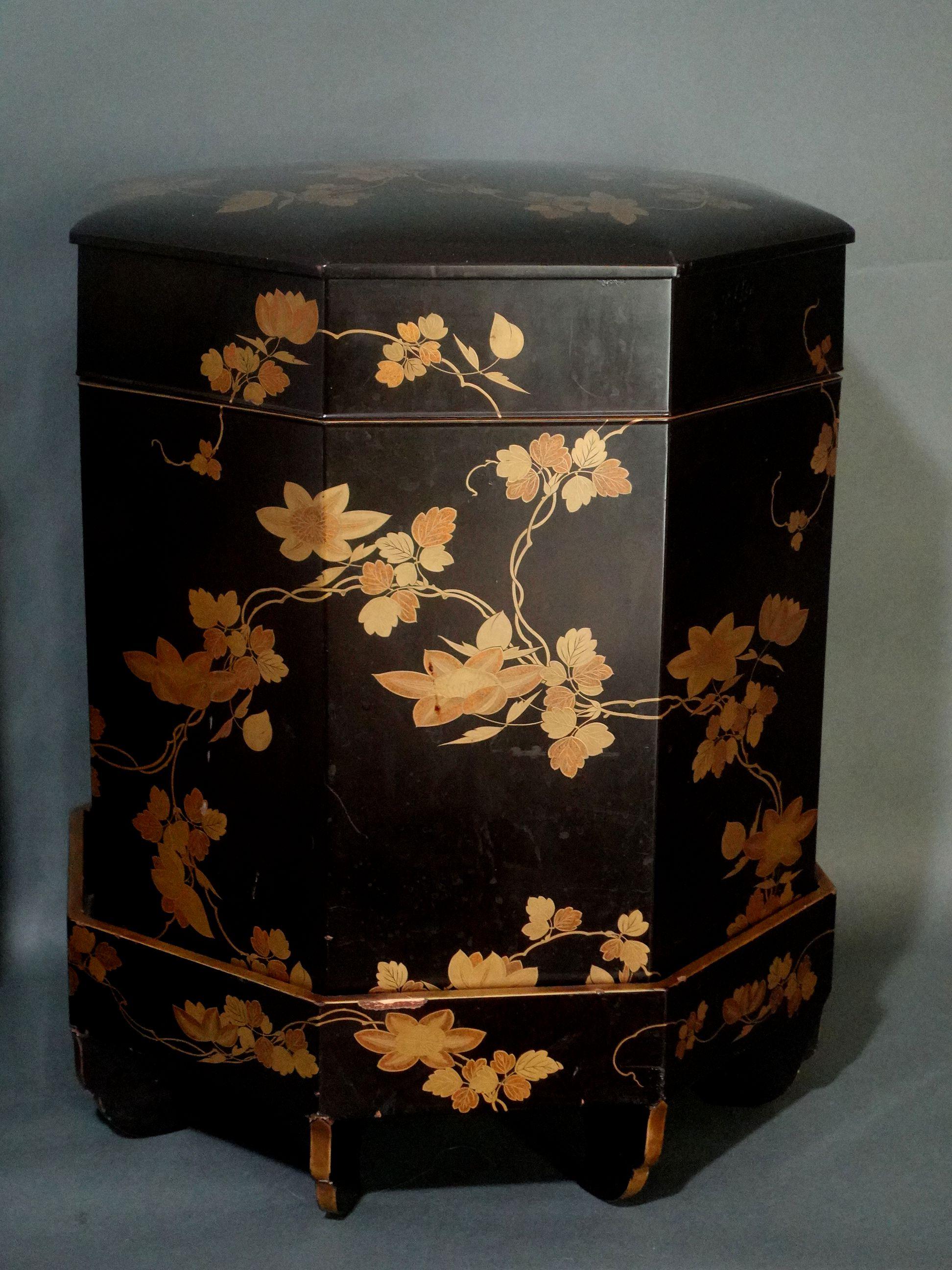 A Pair of Large Japanese Lacquer Kaioke Boxes In Good Condition For Sale In Norton, MA