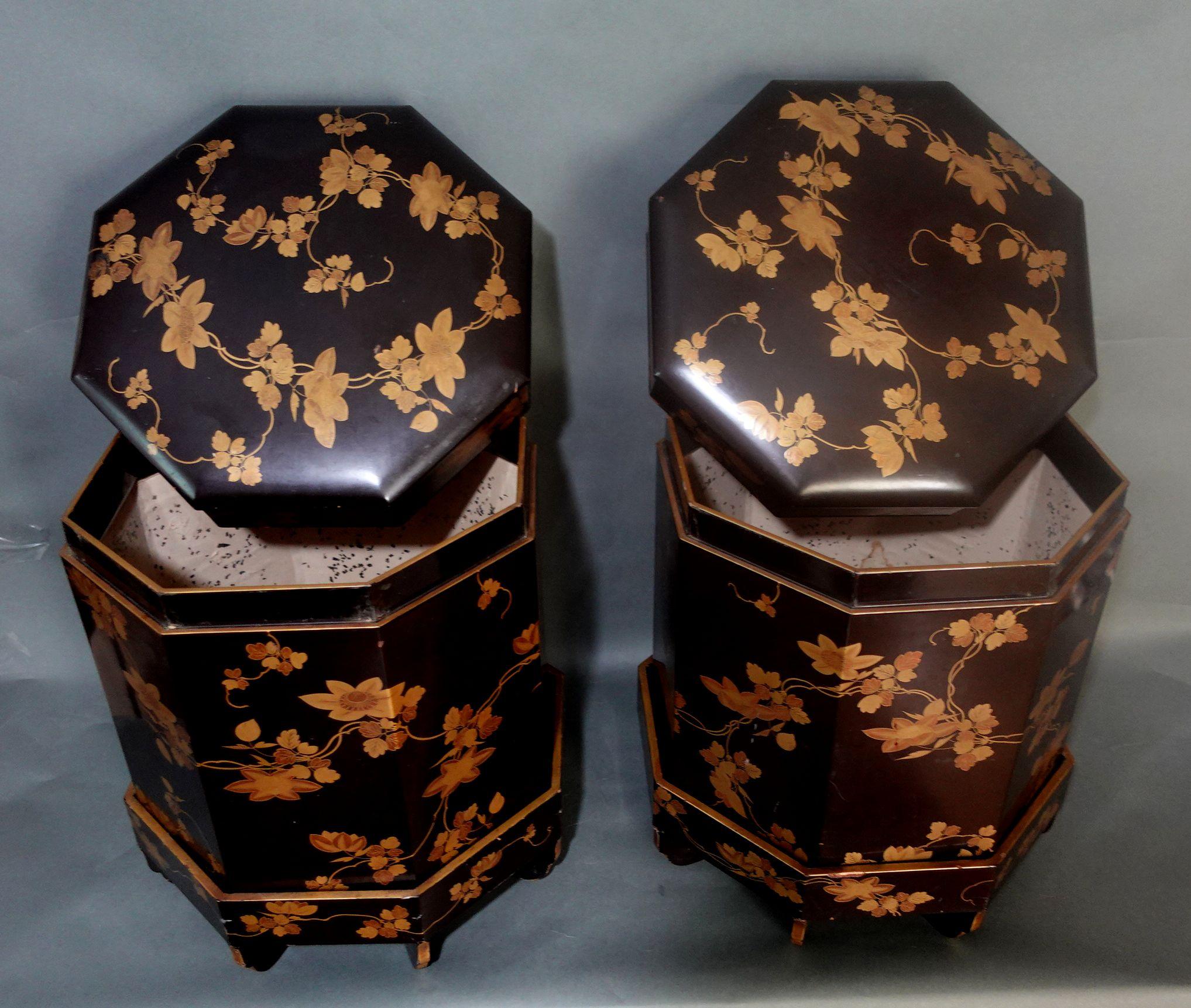 XIXe siècle Paire de grandes boîtes Kaioke en laque japonaise en vente