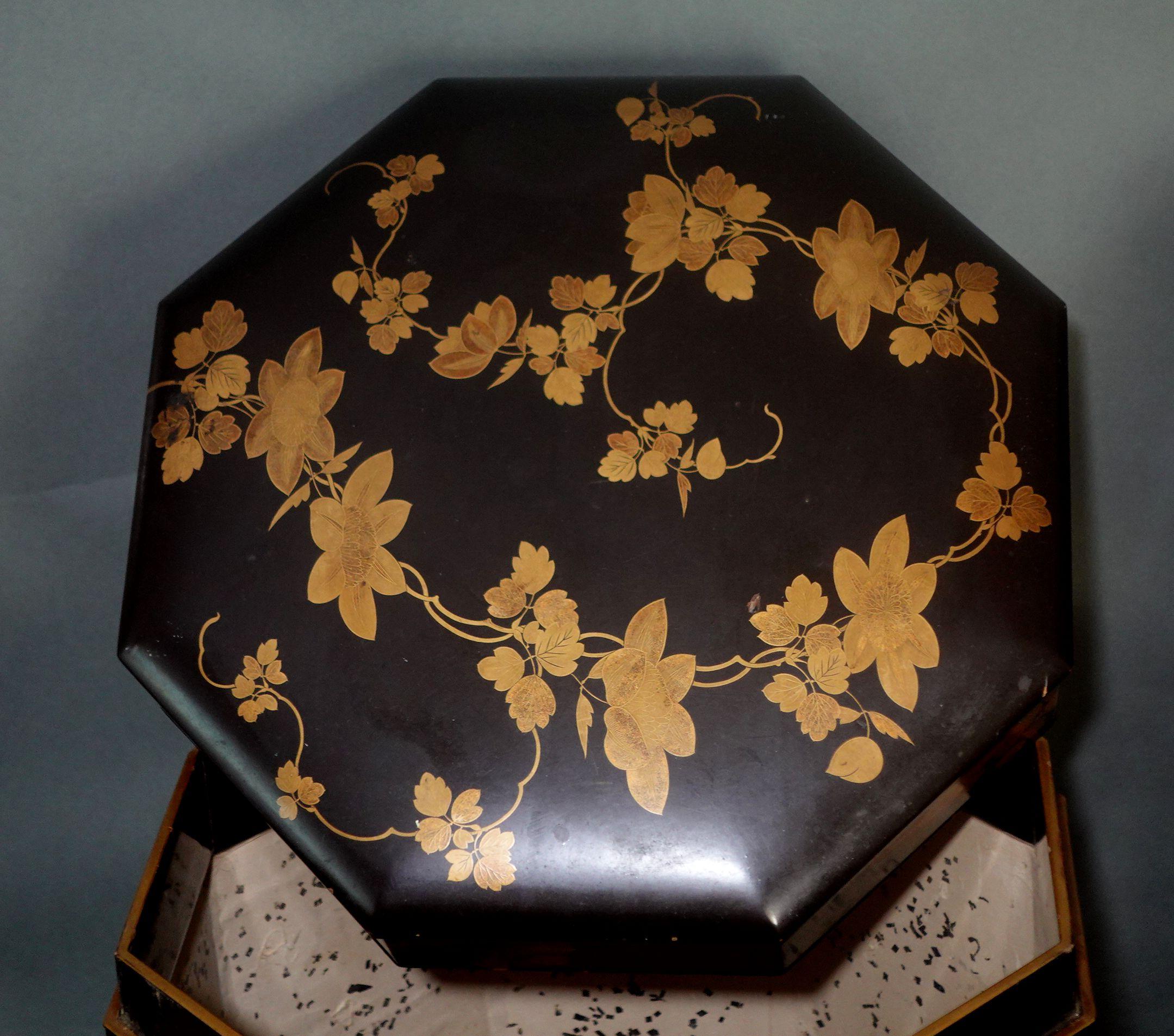 A Pair of Large Japanese Lacquer Kaioke Boxes For Sale 2
