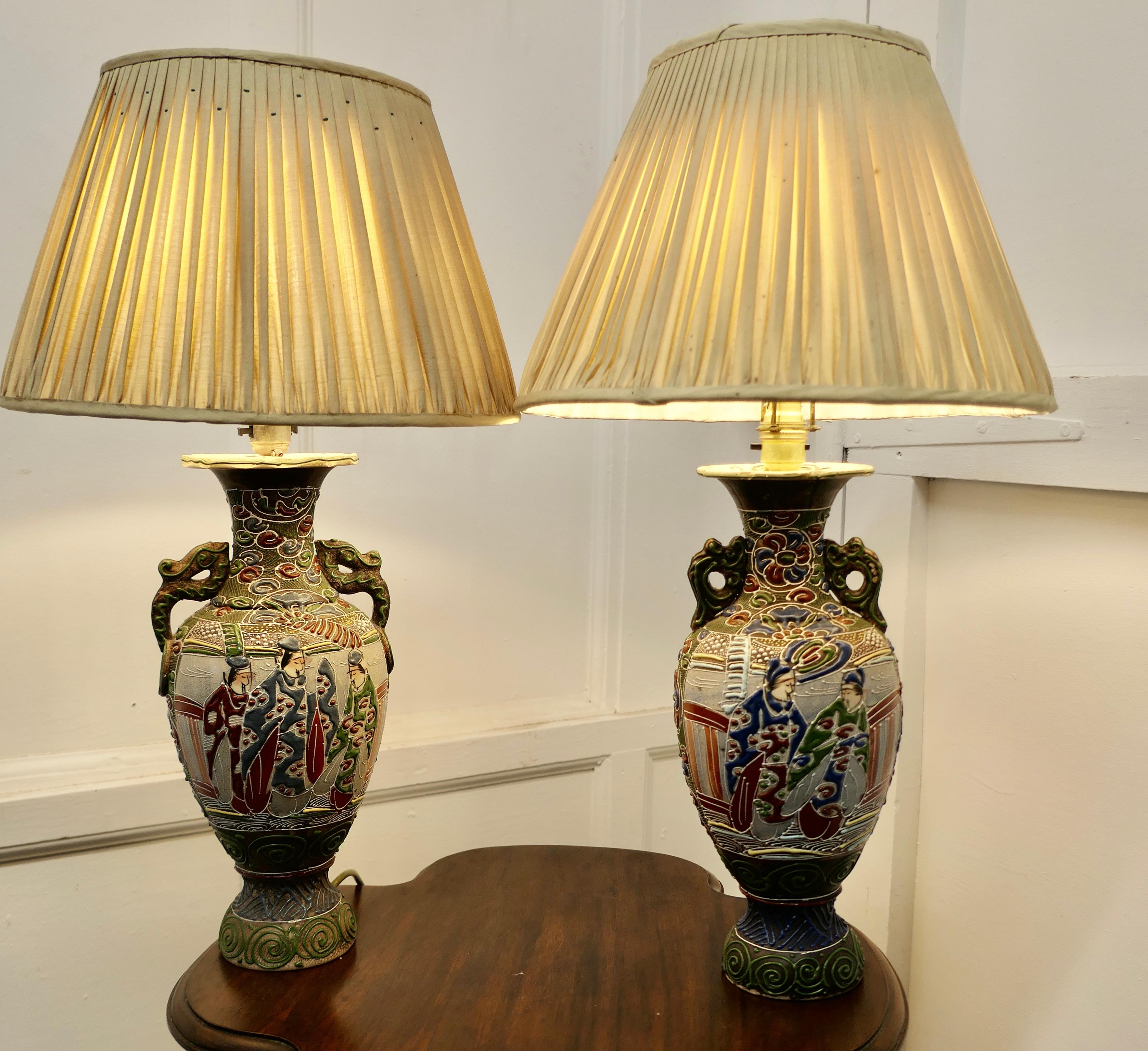 Ein Paar große japanische Satsuma-Lampen  Japanische Moriage Satsuma (20. Jahrhundert) im Angebot