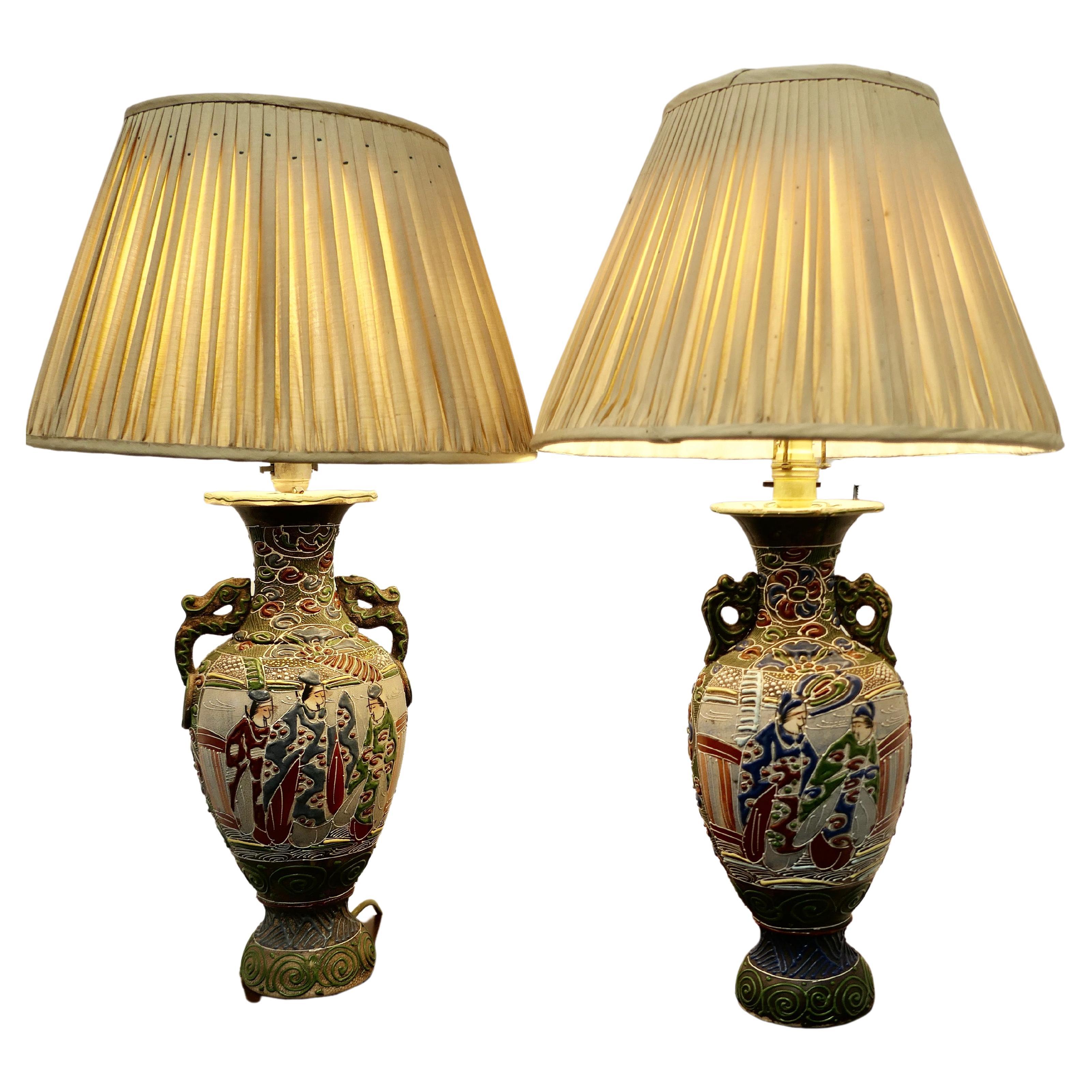 Paire de grandes lampes japonaises Satsuma  Moriage Satsuma japonais