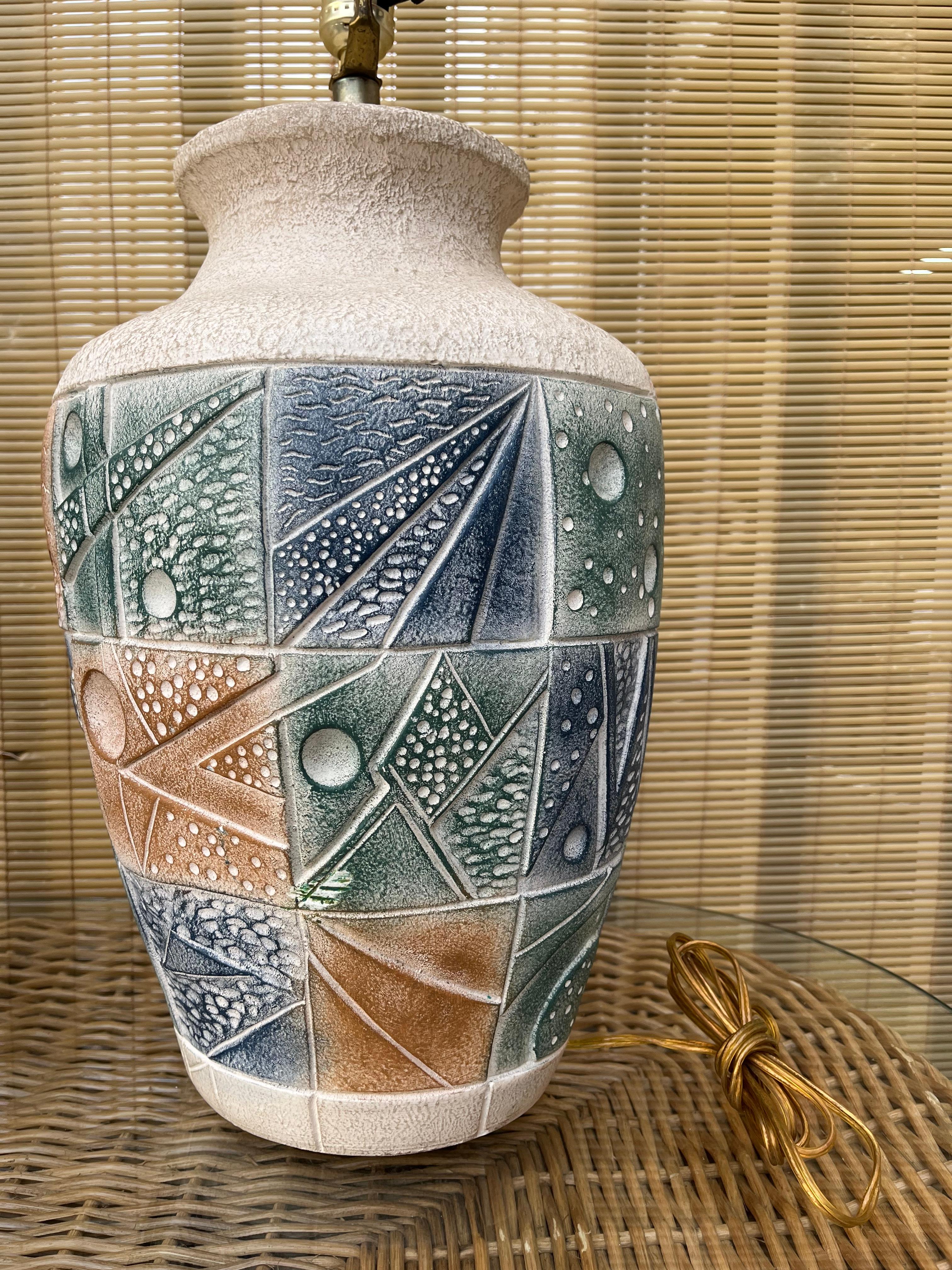 Paire de grandes lampes de table postmodernes en céramique de la fin du XXe siècle. en vente 3