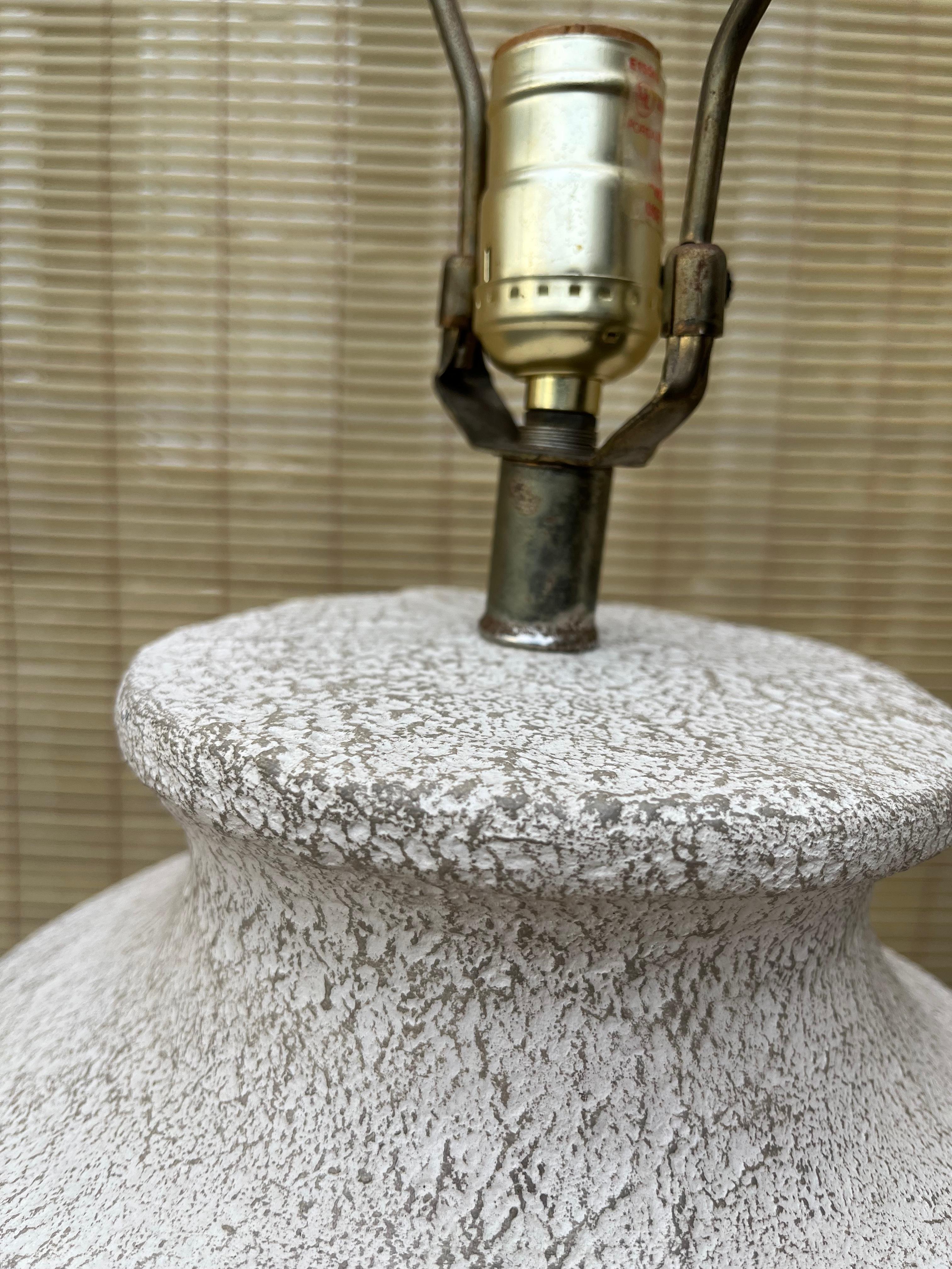 Paire de grandes lampes de table postmodernes en céramique de la fin du XXe siècle. en vente 8