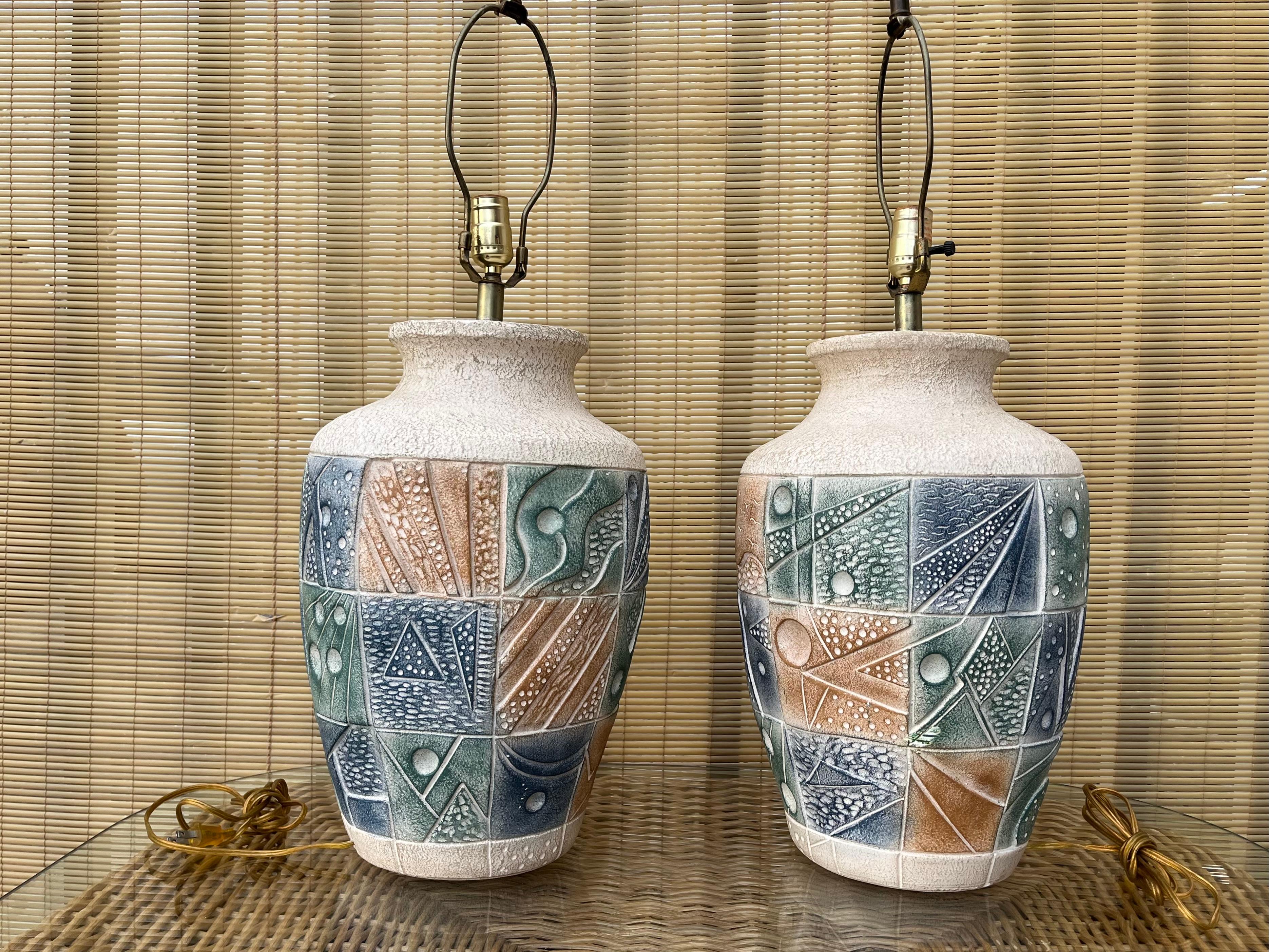 Postmoderne Paire de grandes lampes de table postmodernes en céramique de la fin du XXe siècle. en vente