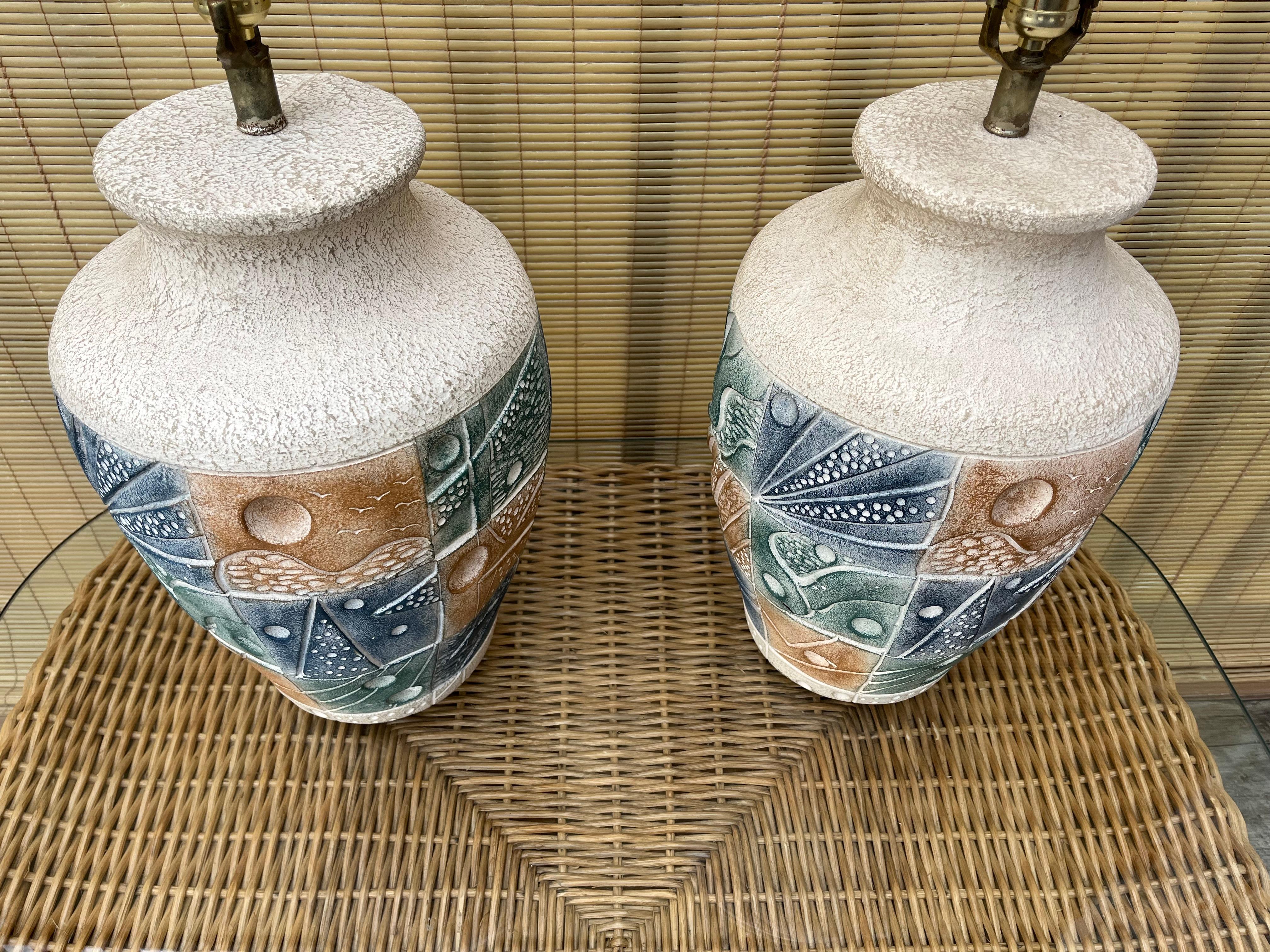 Américain Paire de grandes lampes de table postmodernes en céramique de la fin du XXe siècle. en vente