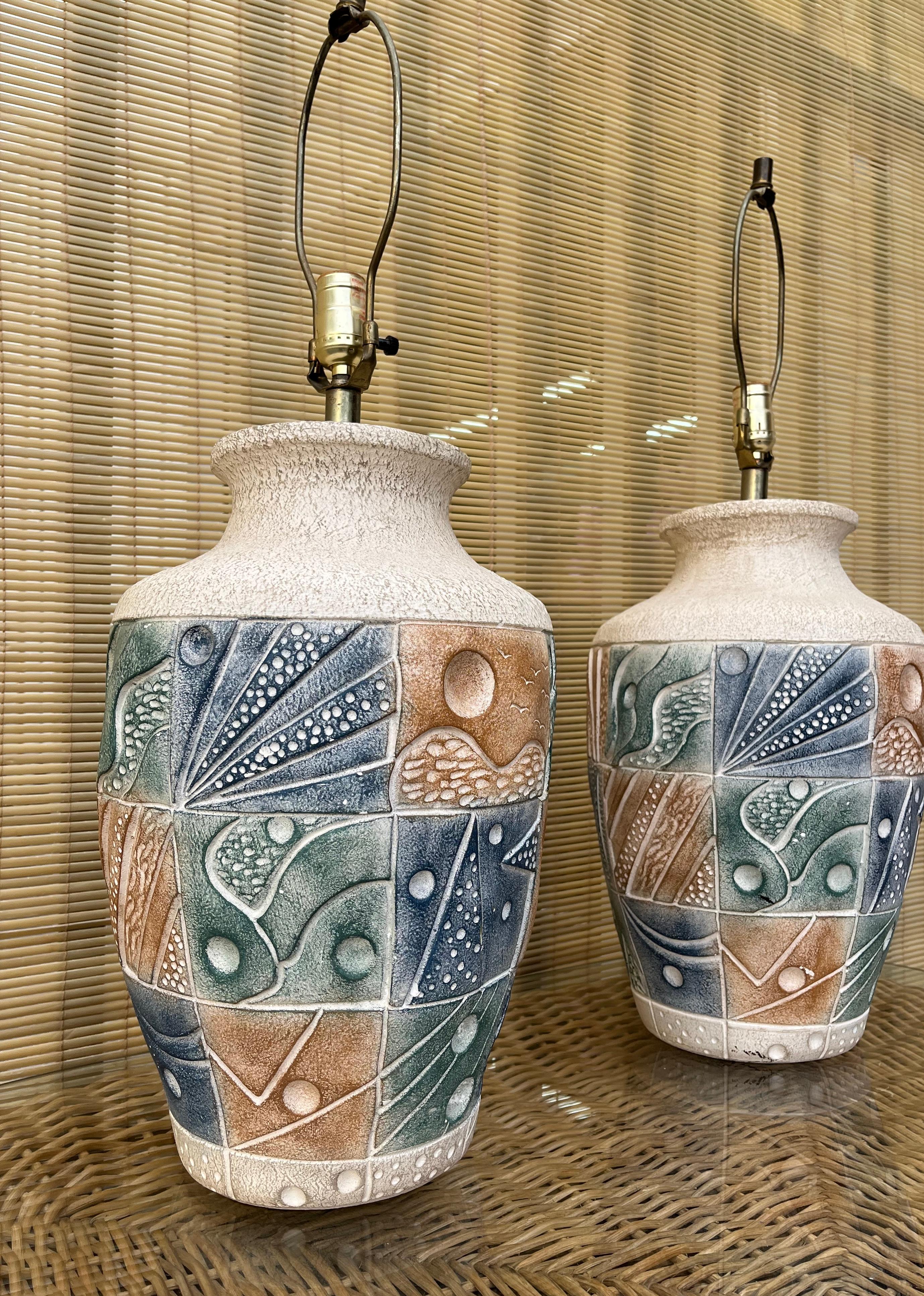 Peint Paire de grandes lampes de table postmodernes en céramique de la fin du XXe siècle. en vente