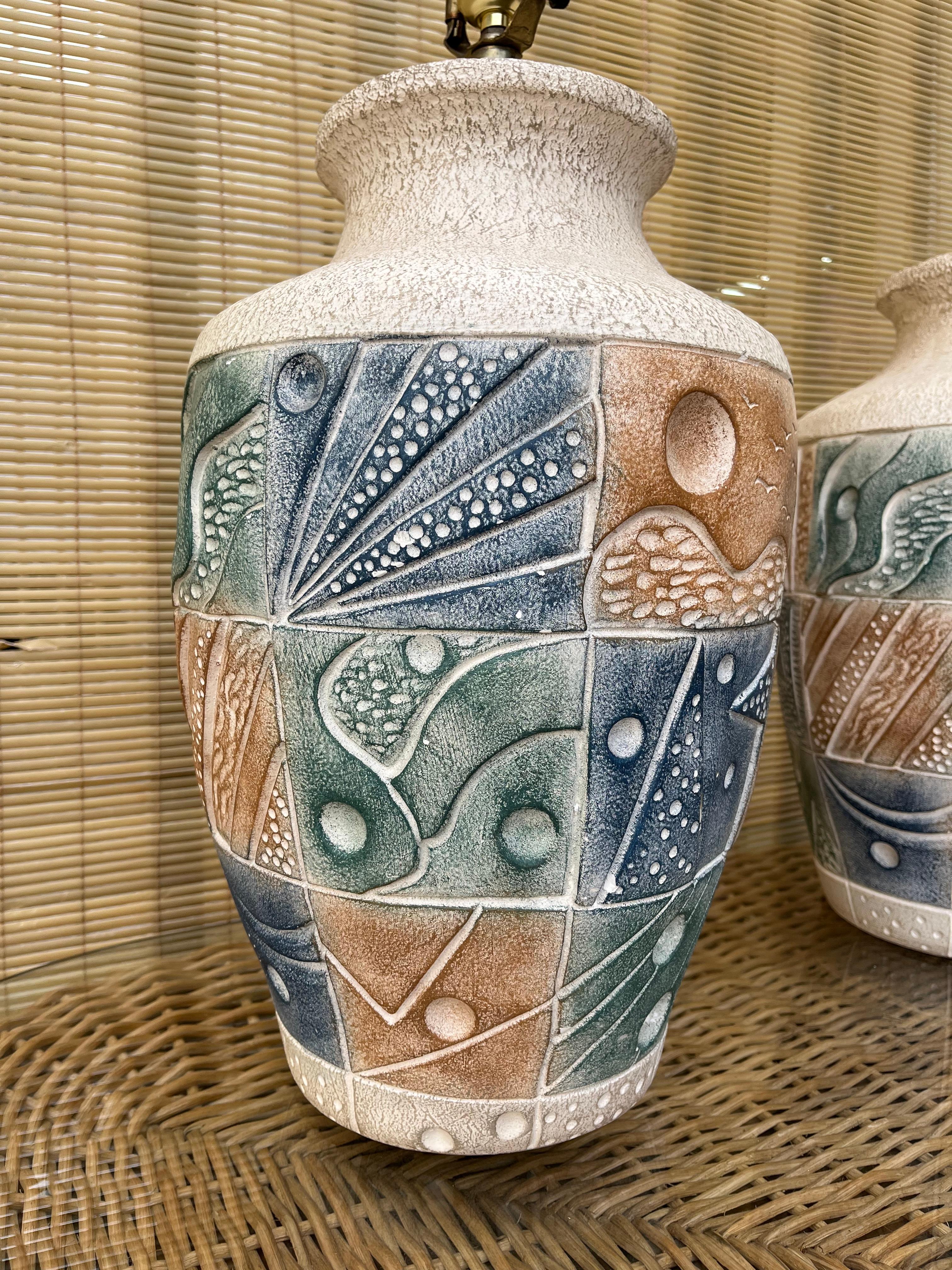 Paire de grandes lampes de table postmodernes en céramique de la fin du XXe siècle. Bon état - En vente à Miami, FL