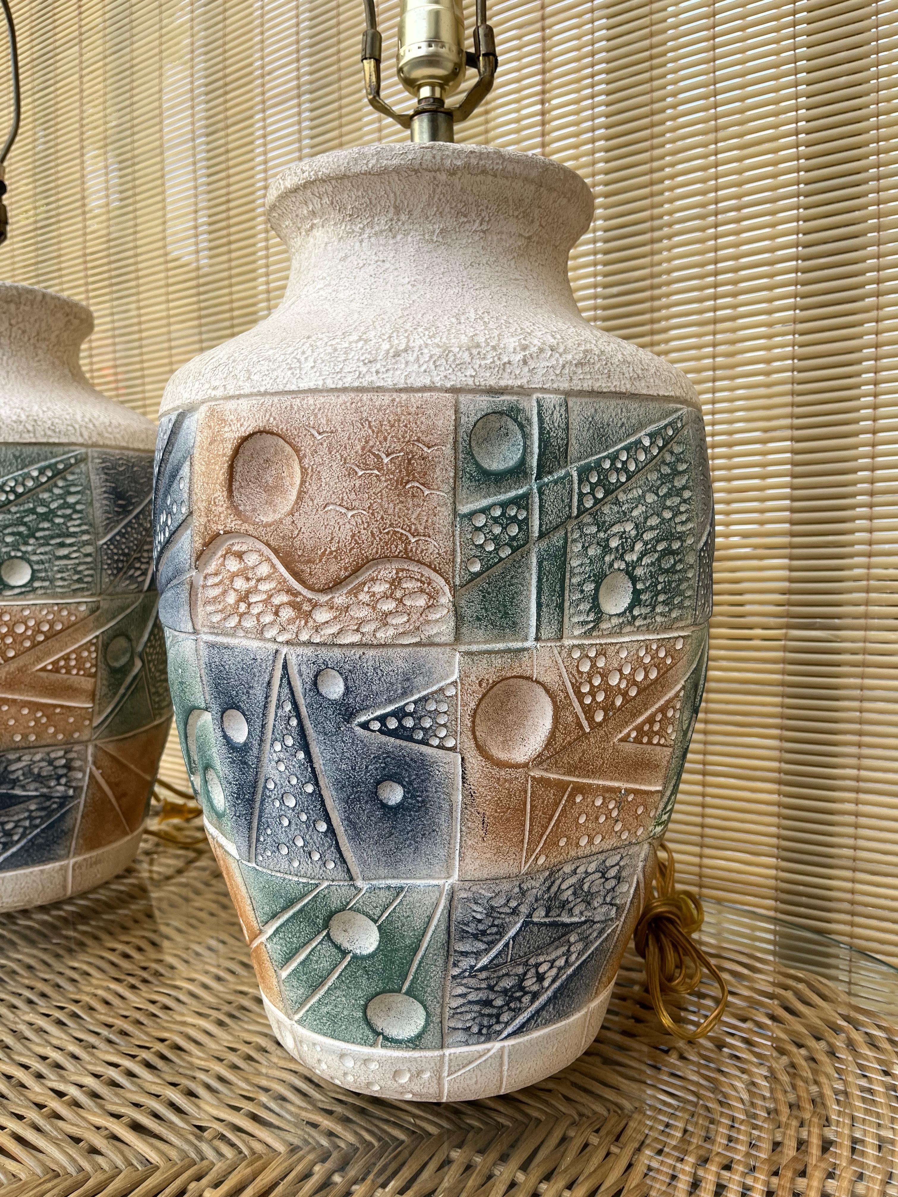 20ième siècle Paire de grandes lampes de table postmodernes en céramique de la fin du XXe siècle. en vente