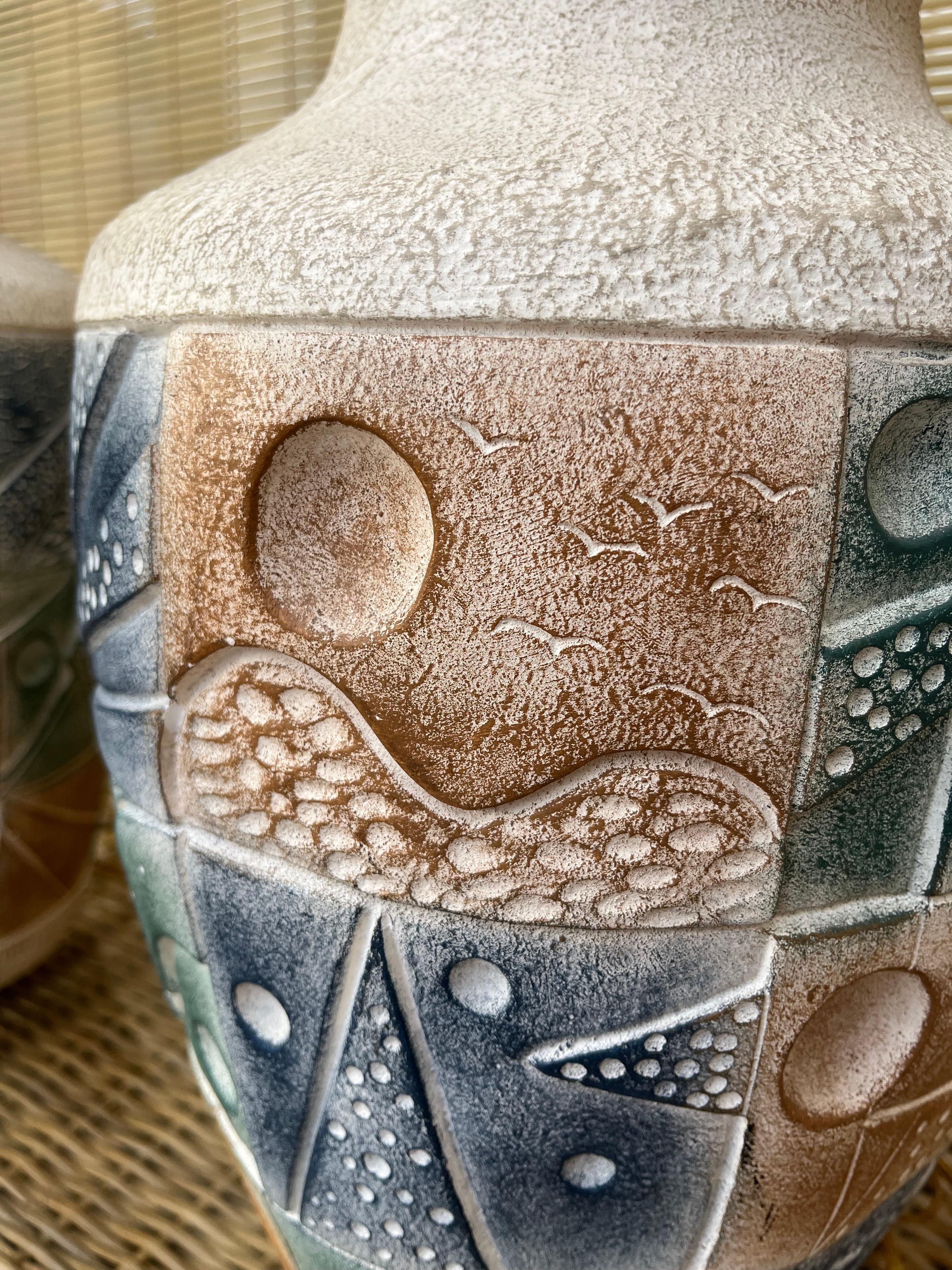 Céramique Paire de grandes lampes de table postmodernes en céramique de la fin du XXe siècle. en vente