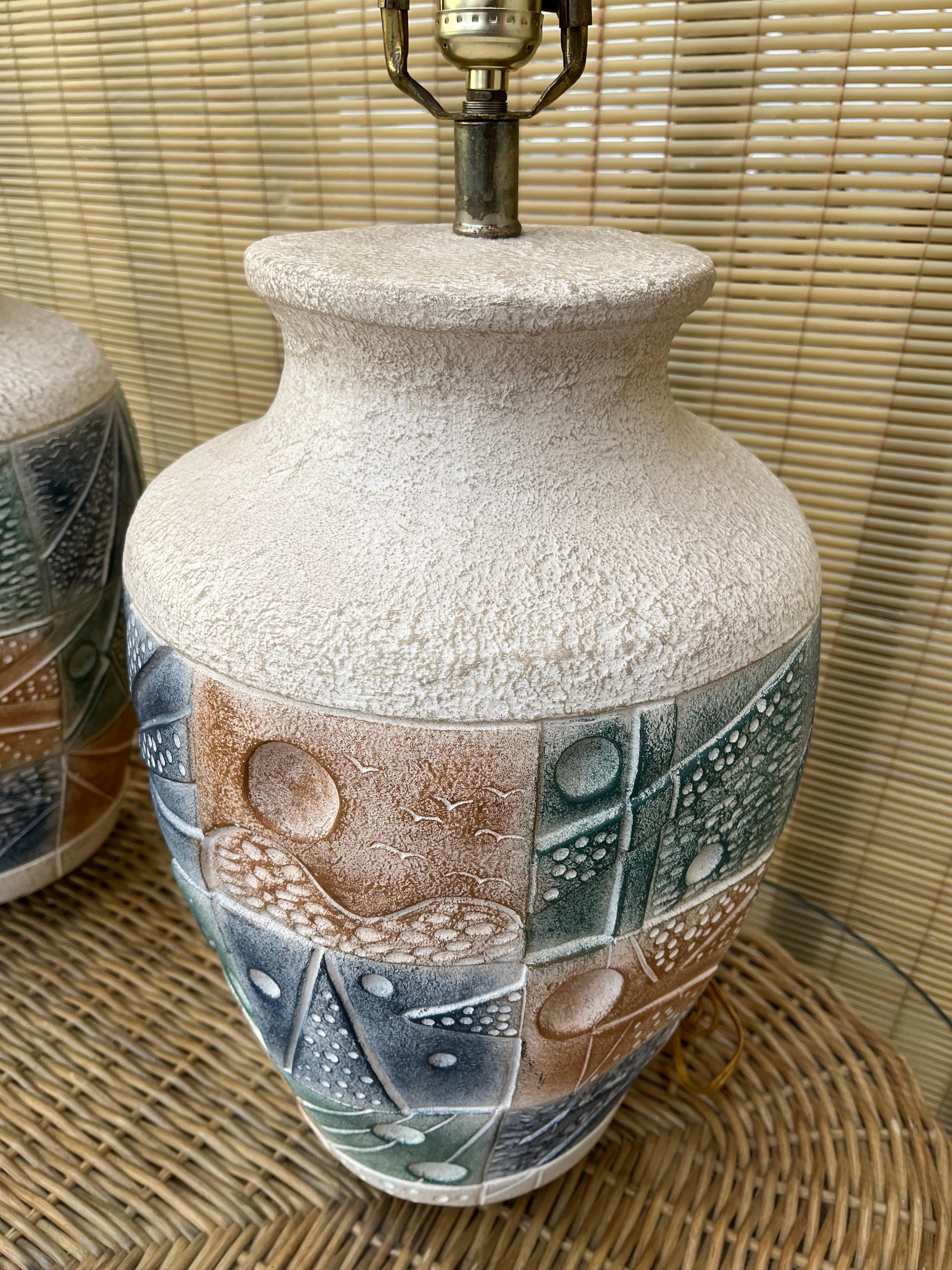 Paire de grandes lampes de table postmodernes en céramique de la fin du XXe siècle. en vente 1