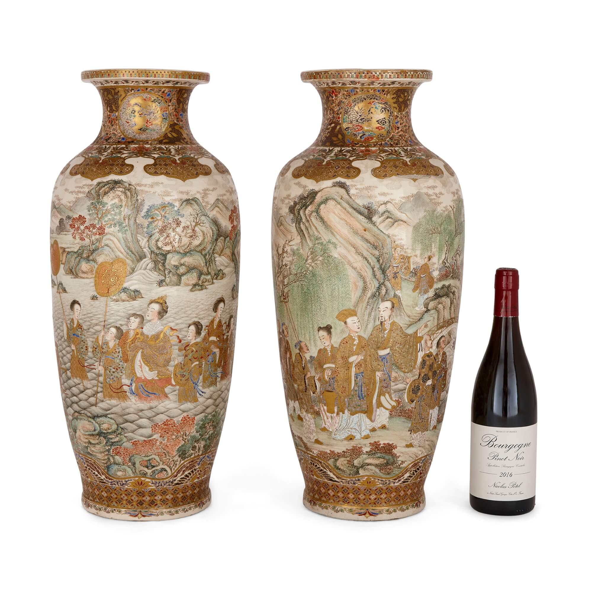 Paar große Satsuma-Rouleau-Vasen aus der Meiji-Periode (Tonware) im Angebot