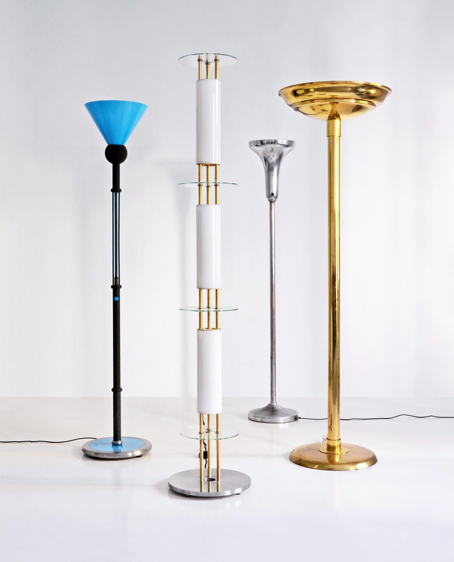 Tedesco Coppia di grandi lampade da terra moderniste, ottone lucido, metallo placcato ottone, 1940 in vendita