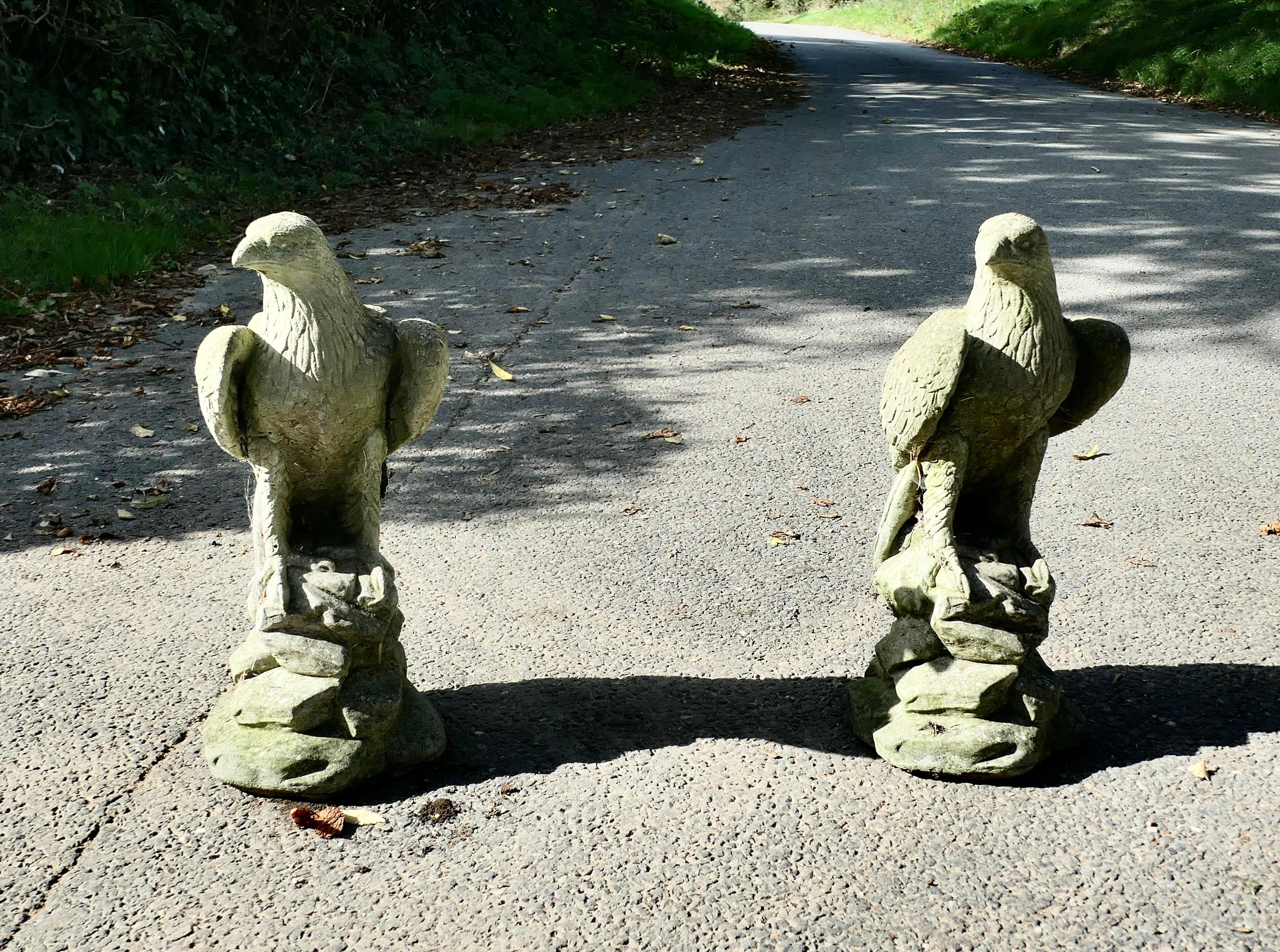 Art Déco Coppia di grandi statue d'aquila o di cappucci per pilastri, danneggiati dagli agenti atmosferici in vendita