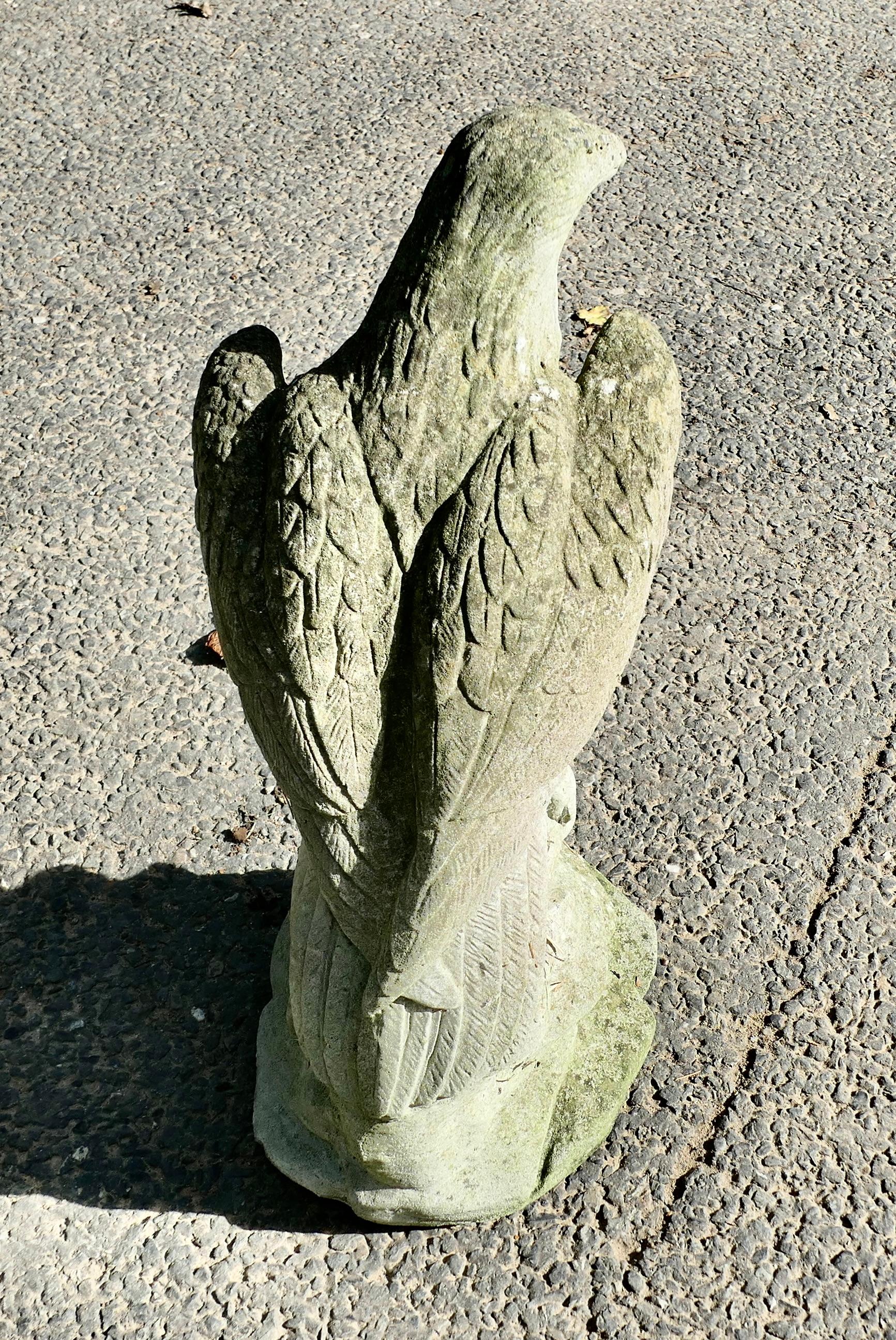 Coppia di grandi statue d'aquila o di cappucci per pilastri, danneggiati dagli agenti atmosferici in vendita 2