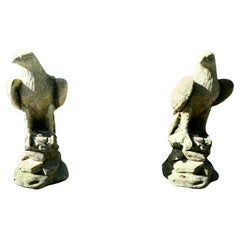 Coppia di grandi statue d'aquila o di cappucci per pilastri, danneggiati dagli agenti atmosferici