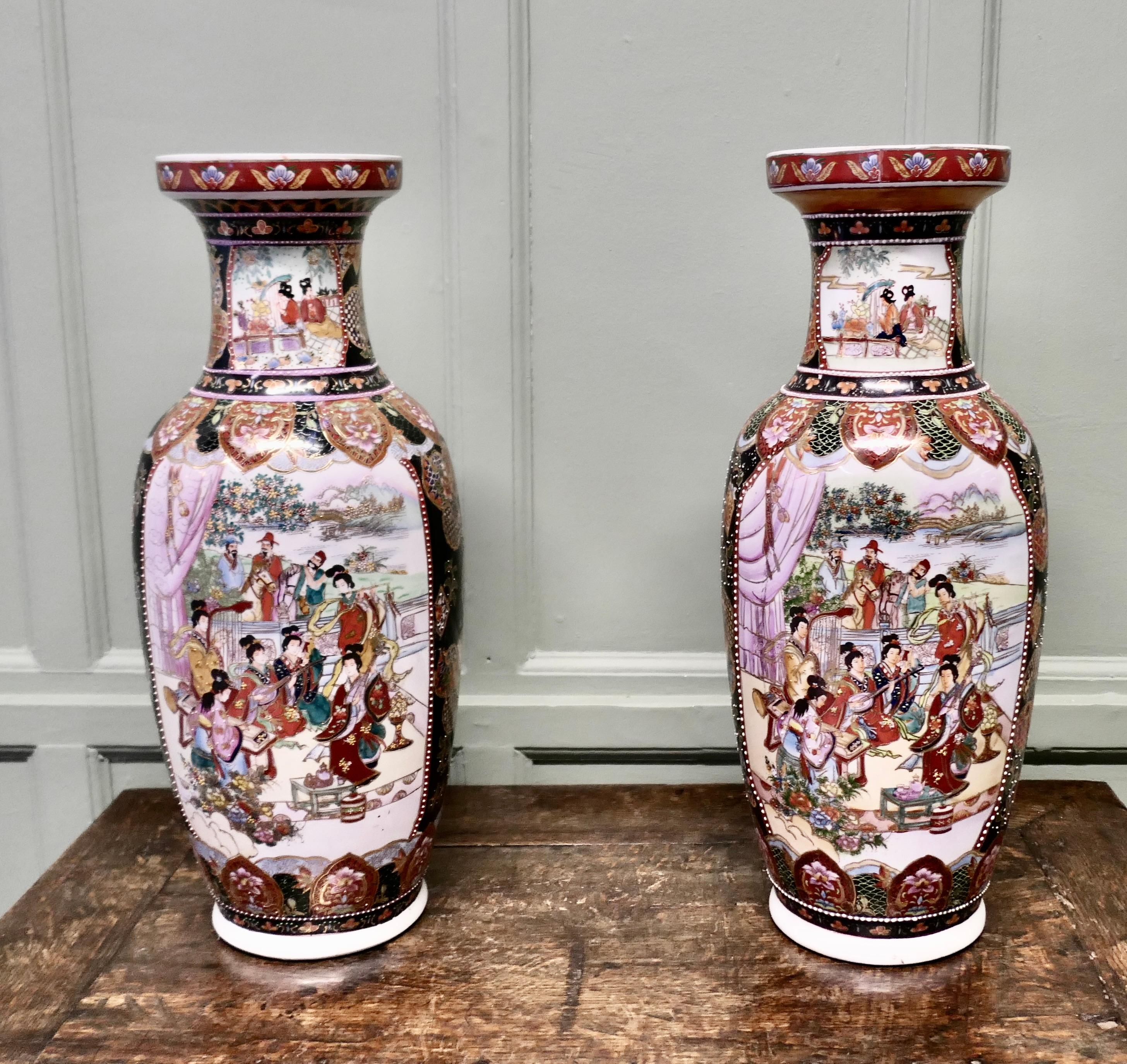 Paire de grands vases de mariage en céramique orientale

Cette superbe paire de vases de mariage présente des motifs traditionnels décorés à la main. Ils sont en excellent état et ne présentent aucun dommage.
Les scènes de mariage représentées sont