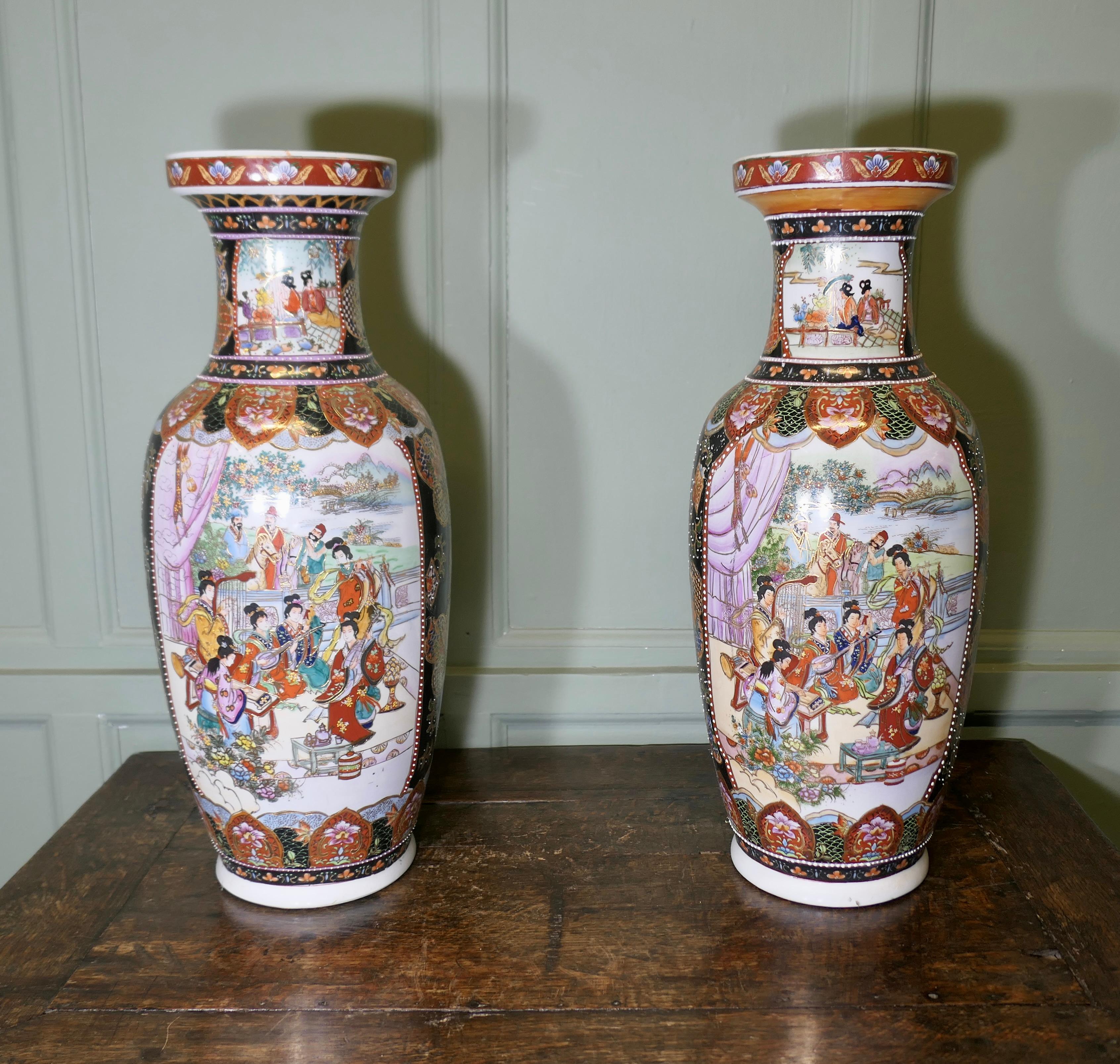Japonisme Paire de grands vases de mariage en céramique orientale en vente