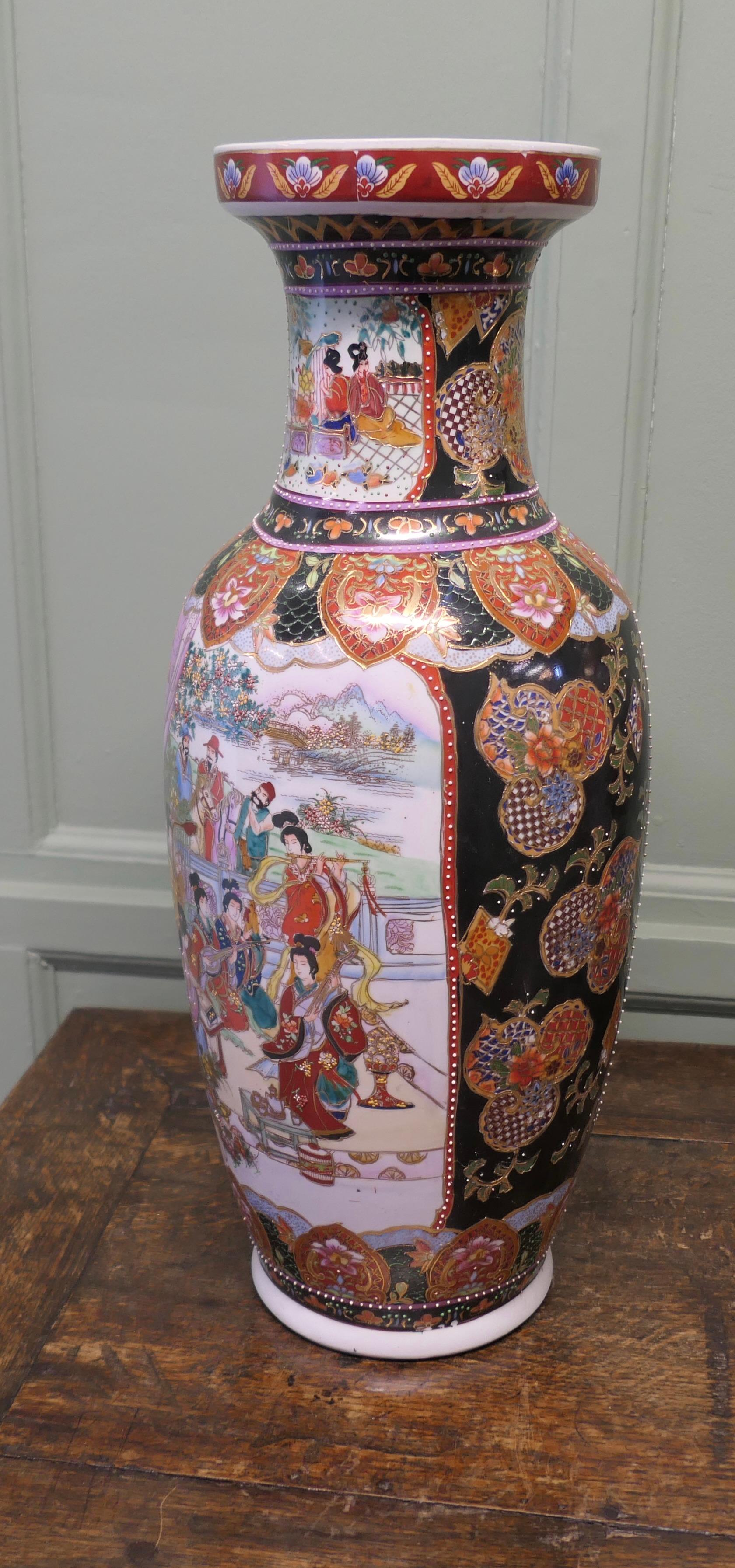 Fin du 20e siècle Paire de grands vases de mariage en céramique orientale en vente