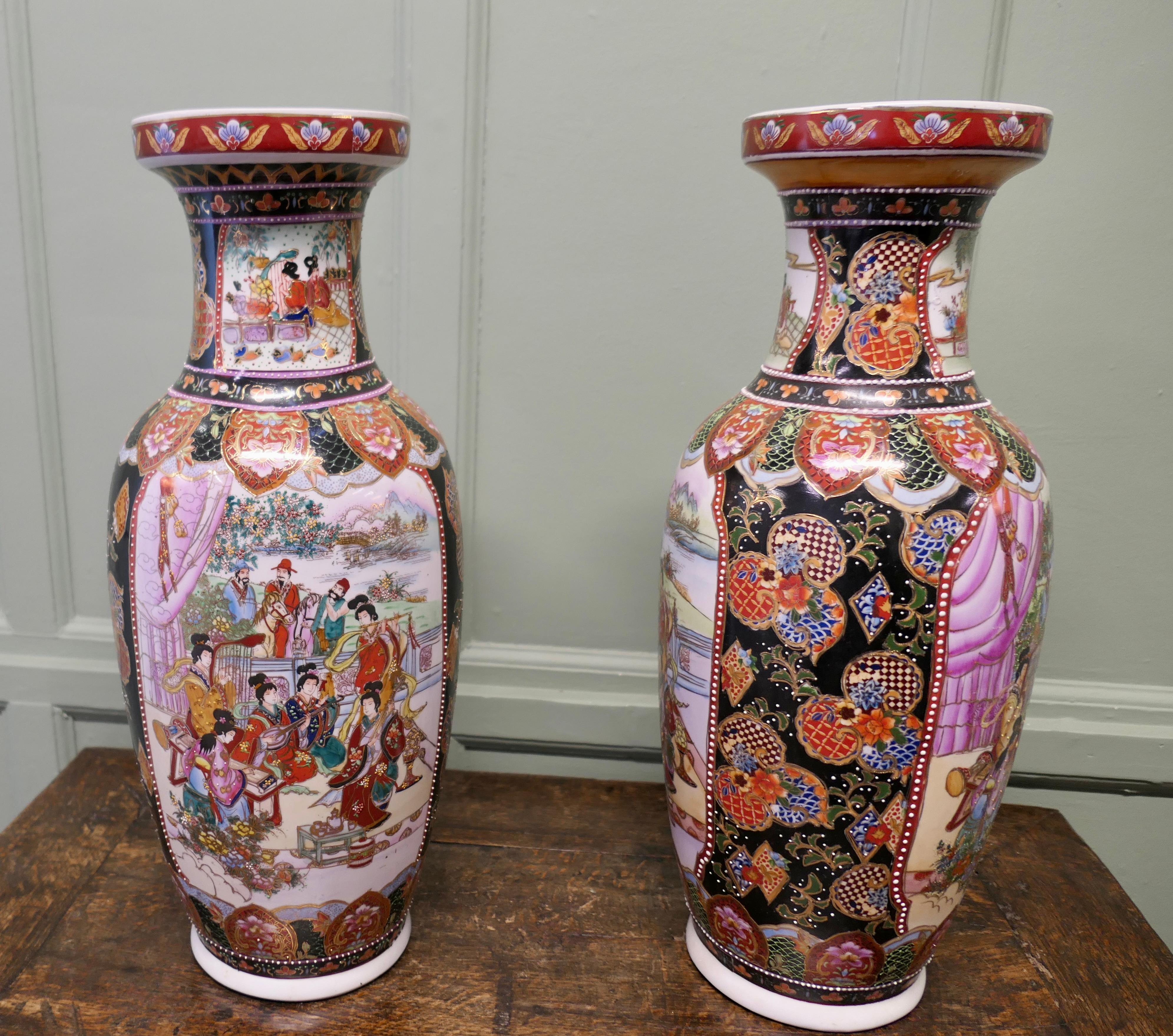 Céramique Paire de grands vases de mariage en céramique orientale en vente