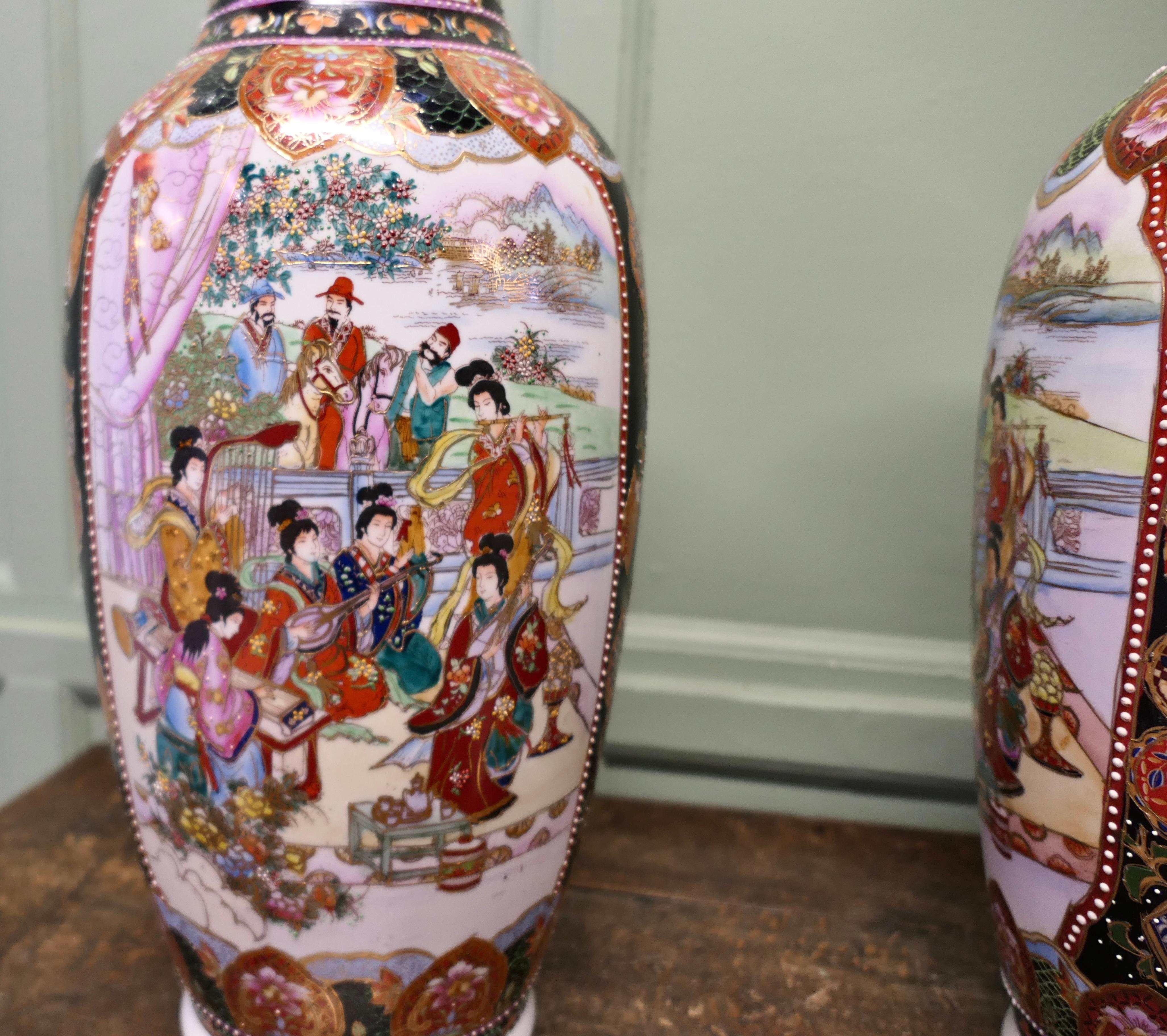 Paire de grands vases de mariage en céramique orientale en vente 1