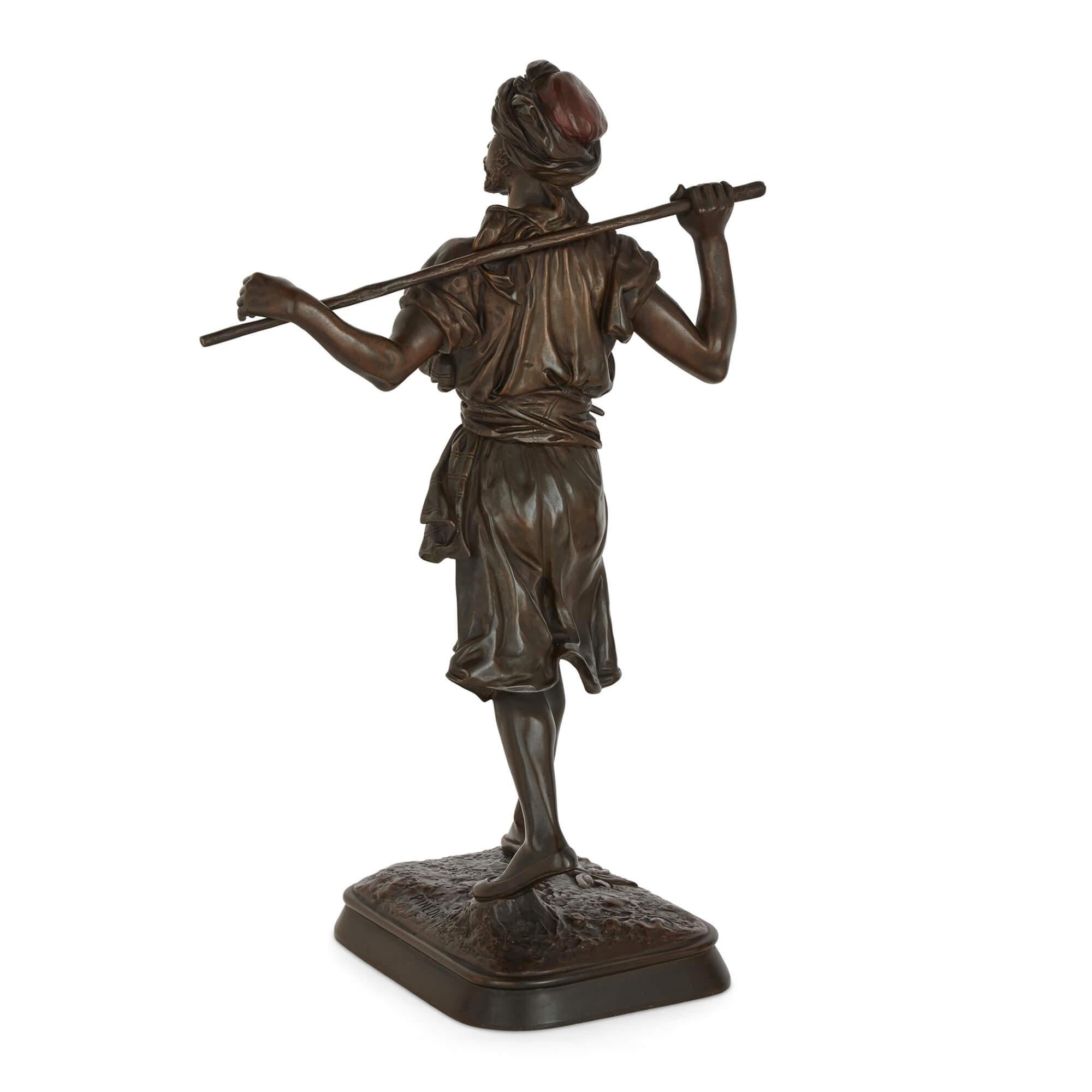 Pareja de grandes figuras orientalistas de bronce de Emile Pinedo y Marcel Debut en Bueno estado para la venta en London, GB