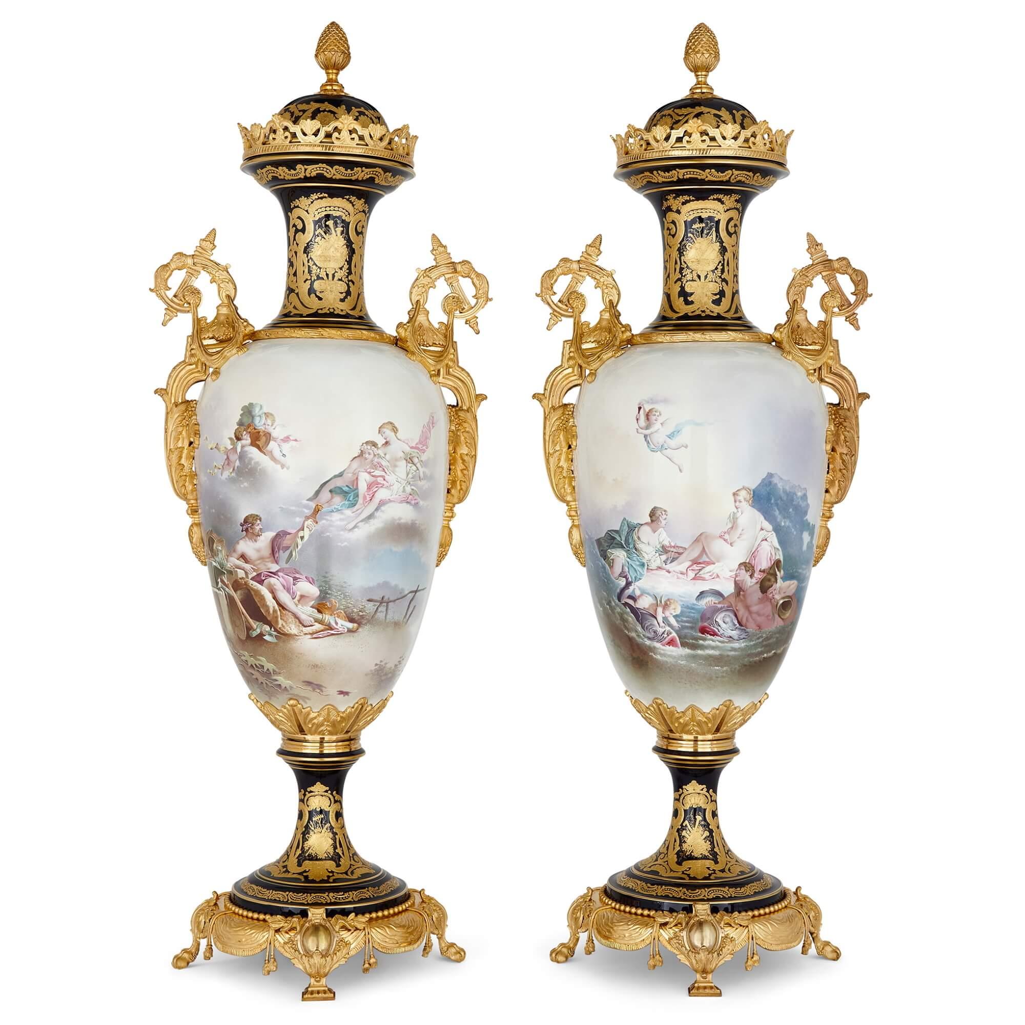 Paire de grands vases en porcelaine de Sèvres montés en bronze doré.
France, fin du 19e siècle.
Dimensions : hauteur 130 cm, largeur 45 cm, profondeur 35 cm.

Ces étonnants vases en porcelaine ont été fabriqués en France à la fin du XIXe siècle