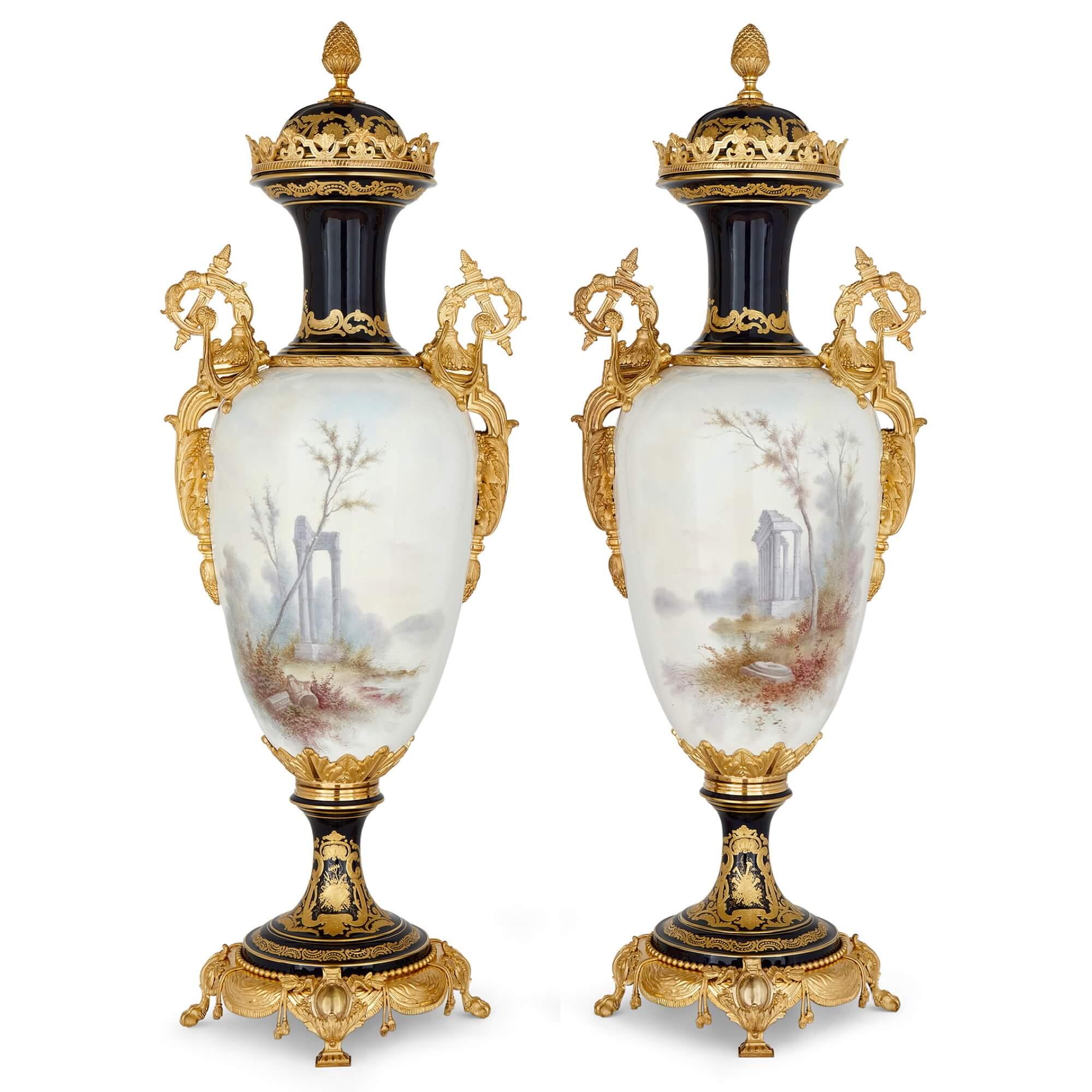 Néoclassique Paire de grands vases en porcelaine de Sèvres montés sur bronze doré en vente