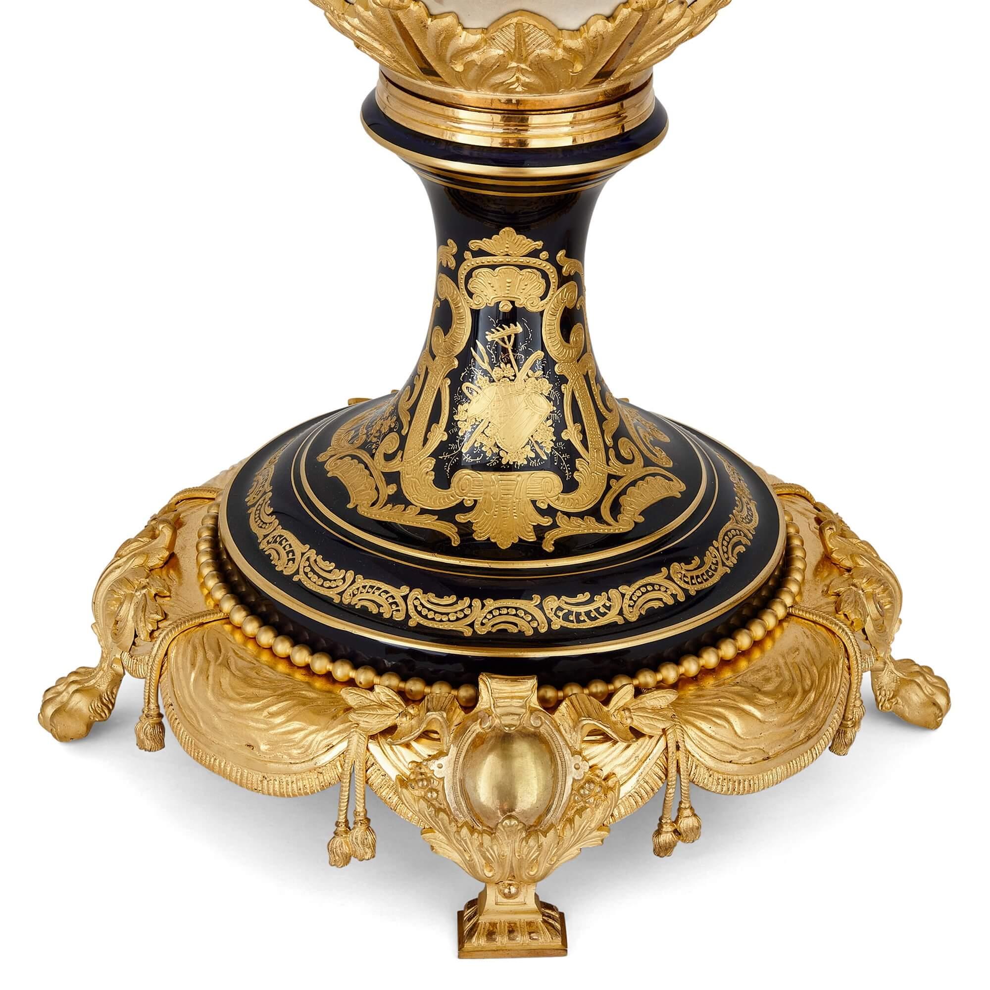 Paire de grands vases en porcelaine de Sèvres montés sur bronze doré Excellent état - En vente à London, GB