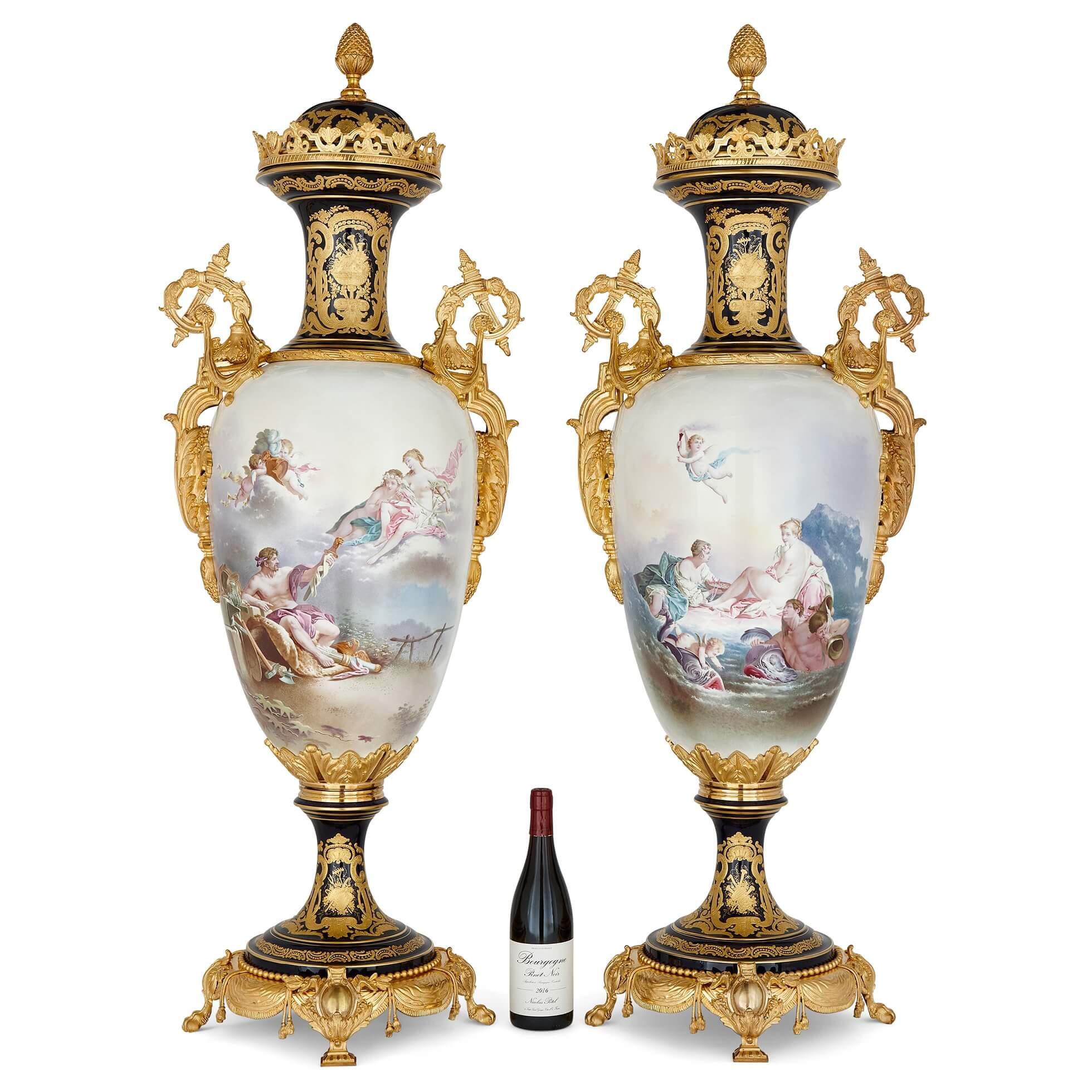 Paire de grands vases en porcelaine de Sèvres montés sur bronze doré en vente 1