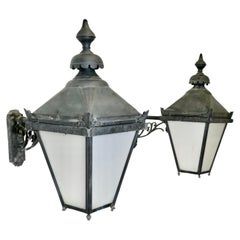 Paire de grandes lanternes murales en cuivre peint  Il s'agit de vieilles Lights.