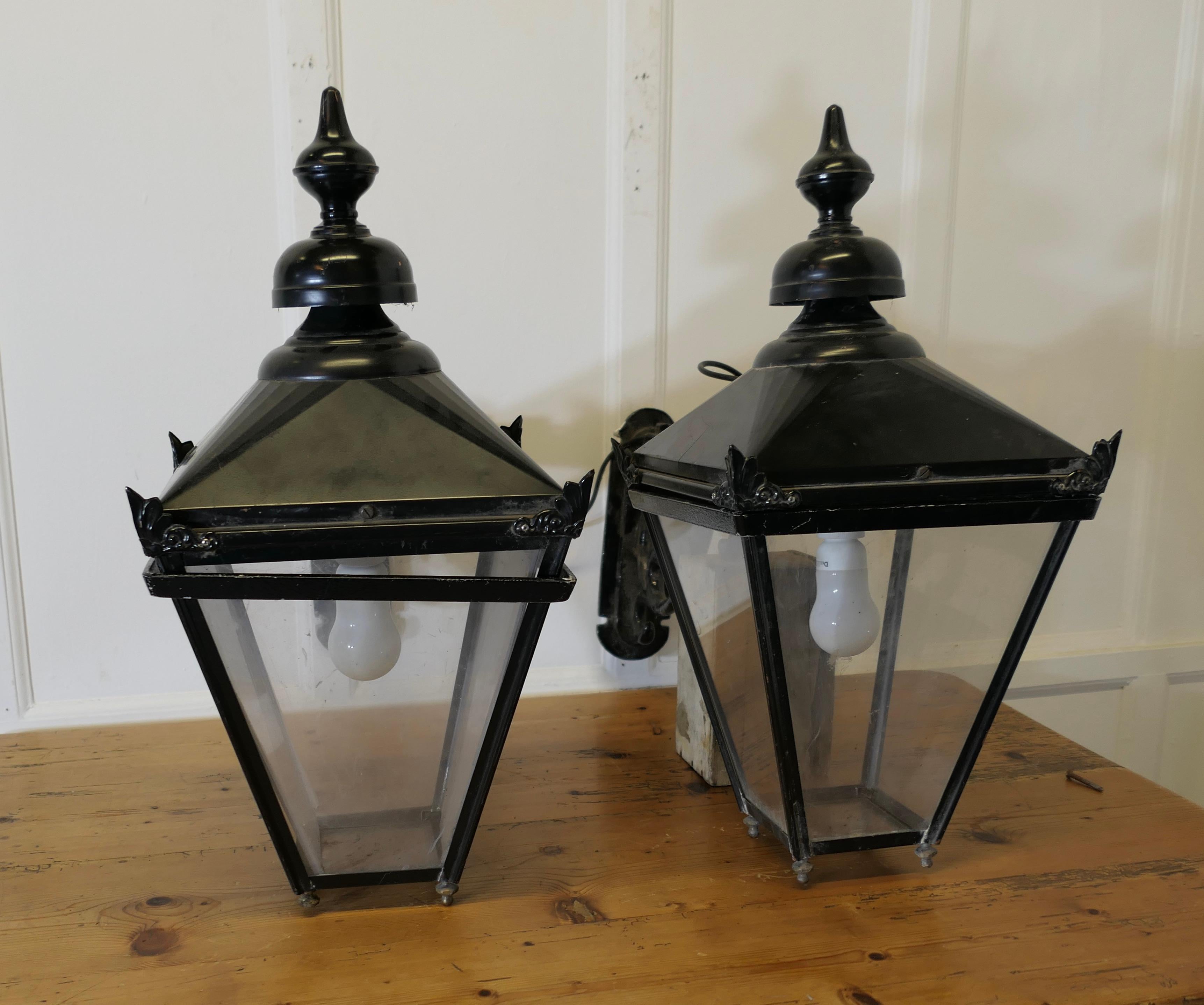 A Pair of Large Painted Copper Wall Hung Pub Lanterns  These are old pub lights In Good Condition For Sale In Godshill, Isle of Wight