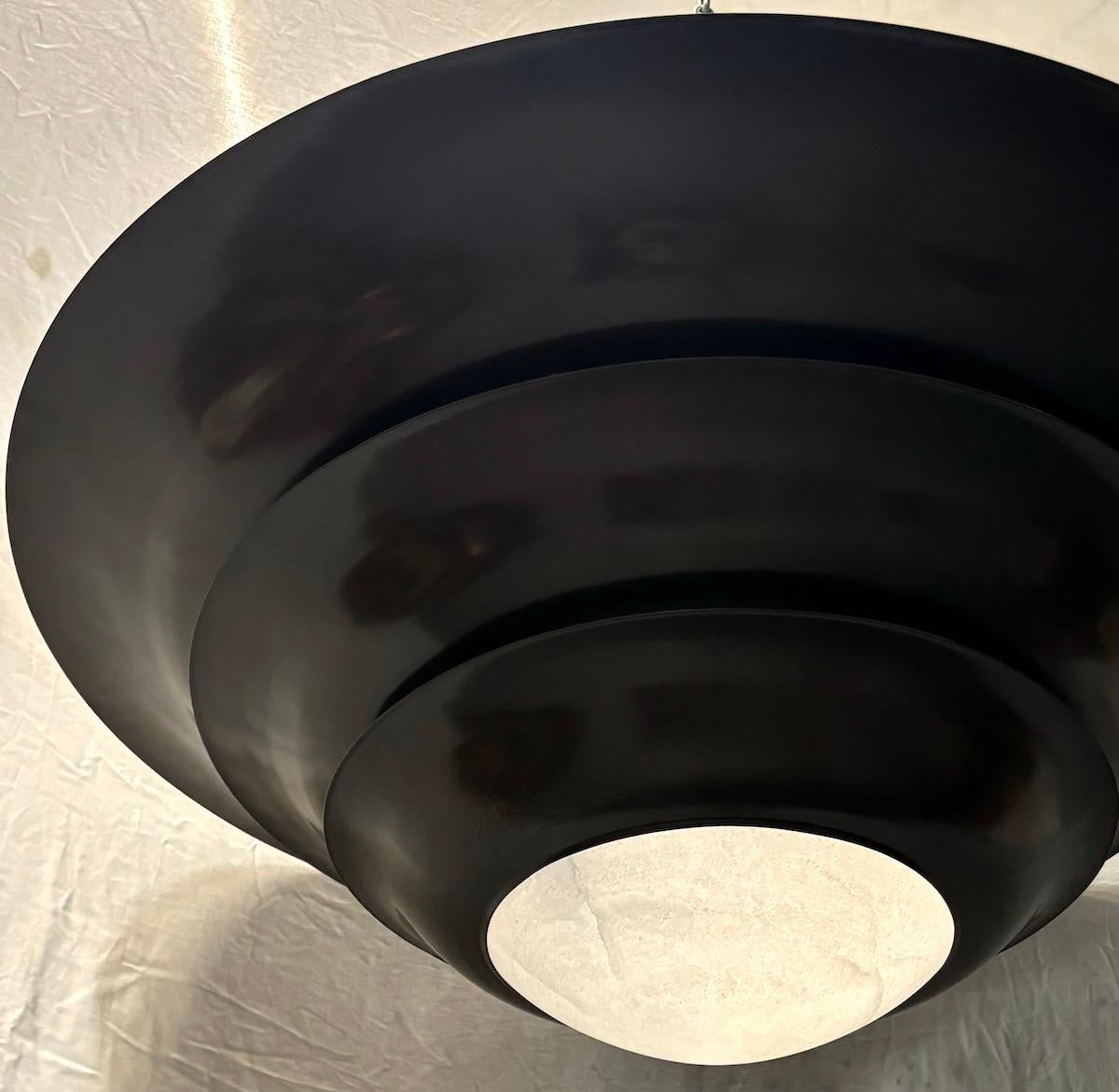 Intagliato a mano Una coppia di grandi lampade a sospensione in bronzo e alabastro. Venduto singolarmente. in vendita