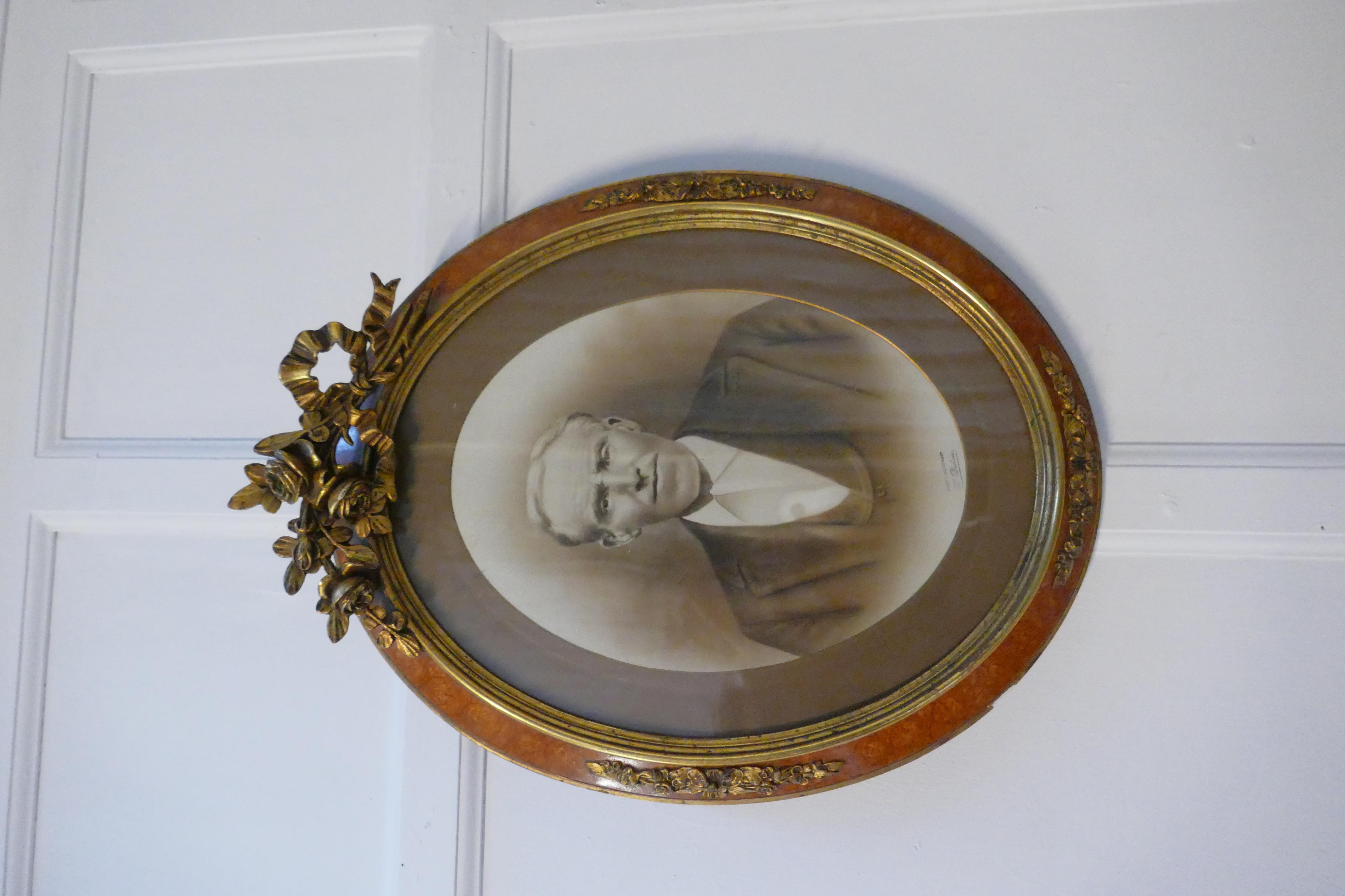 Ein Paar großer Porträtfotografien in ovalen Ormolu-Rahmen

Dieses hübsche Paar stammt aus Brest in Frankreich. Ich kenne die Identität der Personen nicht, aber die Bilder sind von H. Dubosse
Die Rahmen sind in einer Auster Furnier mit Ormolu