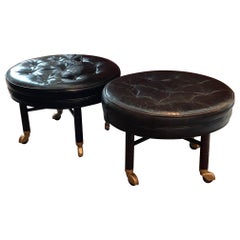 Paire de grands poufs ronds en cuir de Baker