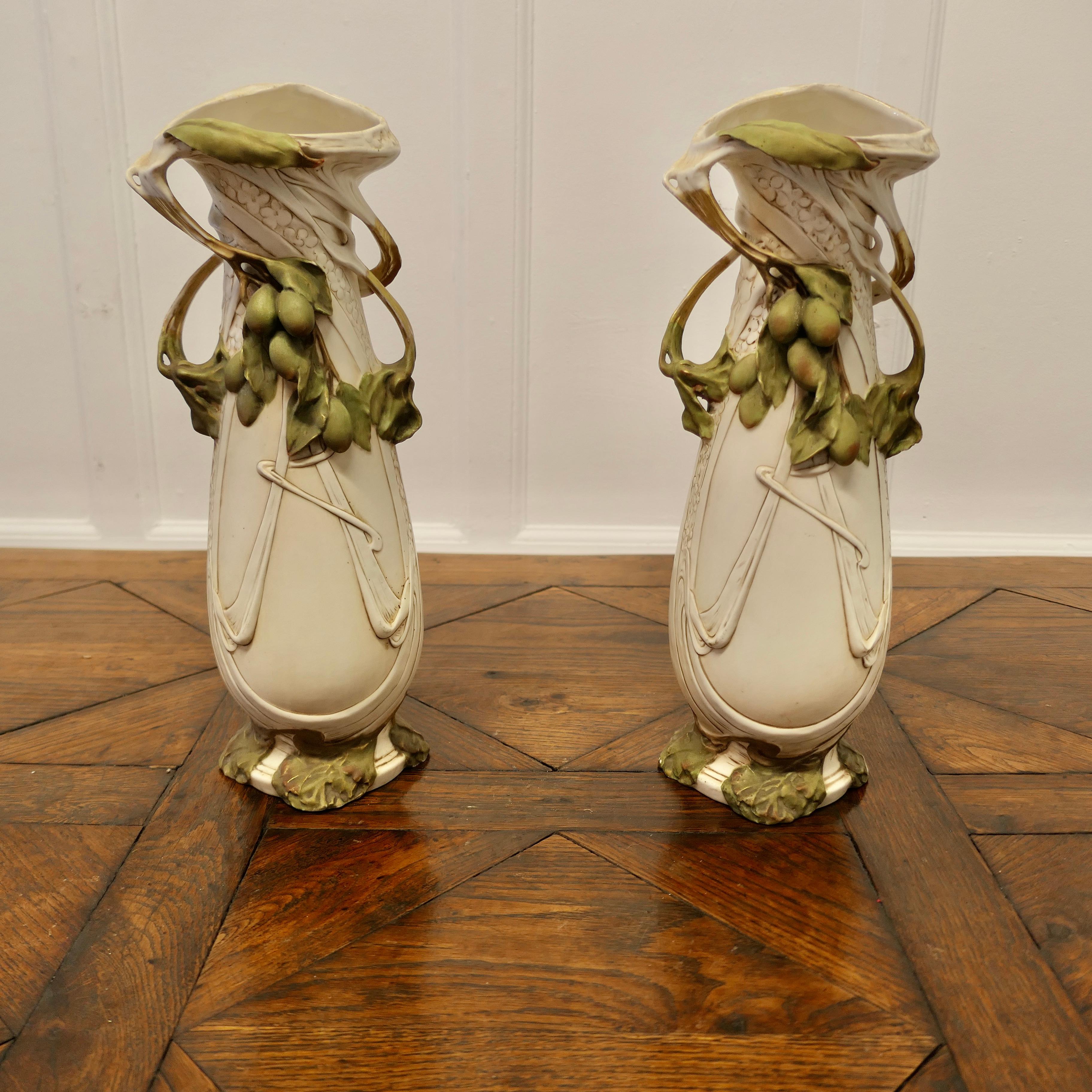 Coppia di grandi vasi in porcellana Royal Dux Bohemia del 19° secolo 


Una superba coppia di grandi vasi in porcellana smaltata, un classico del loro tempo  che scorre con viti realistiche e viti stilizzate in stile art nouveau. 
Entrambi i vasi