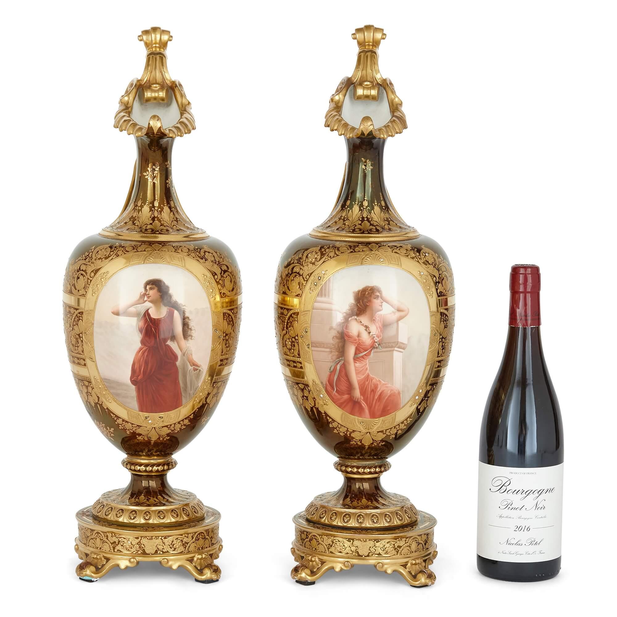 Pareja de grandes escudillas de Royal Vienna Porcelain doradas y pintadas en venta 4