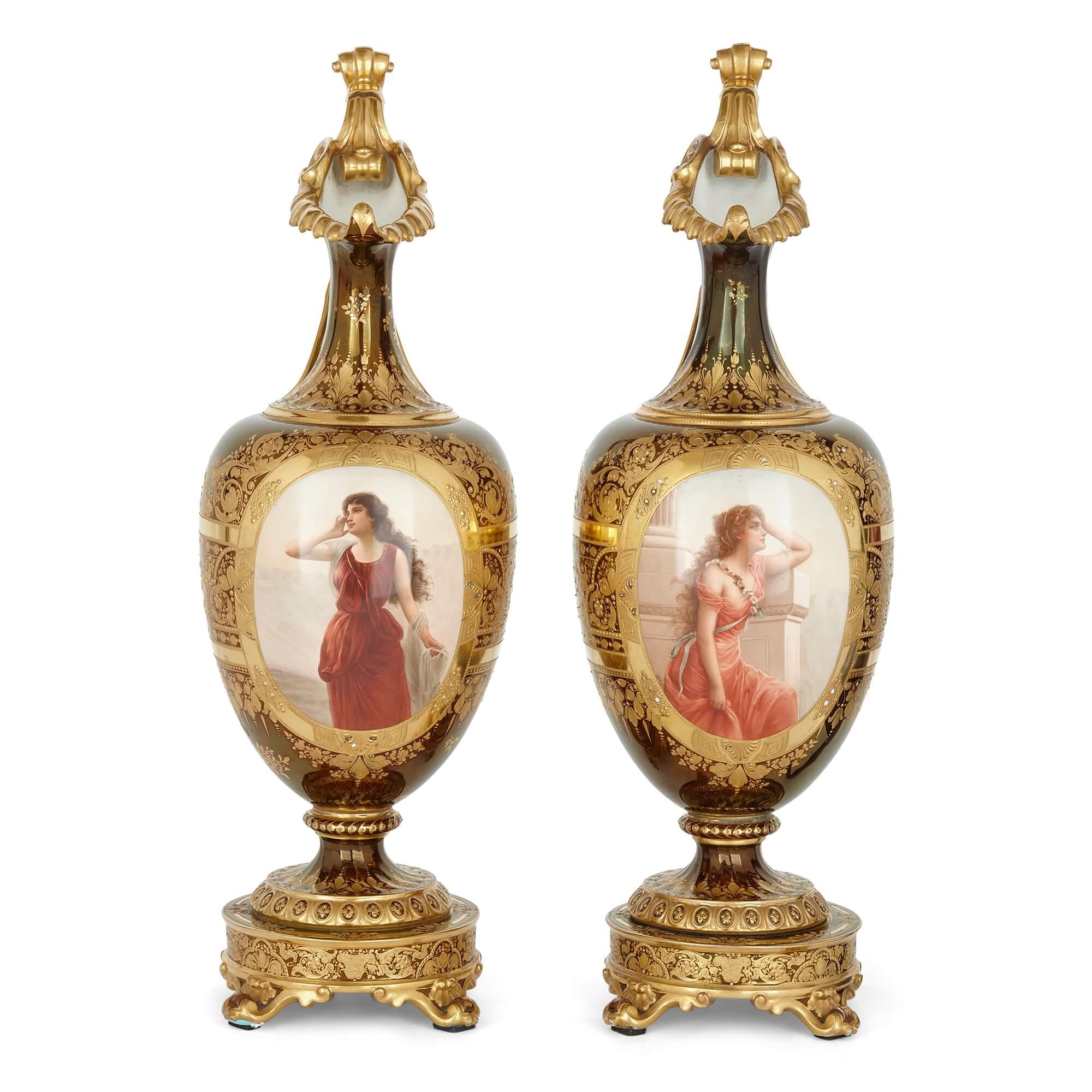 Pareja de grandes aguamaniles de porcelana Royal Vienna dorada y pintada.
Austriaco, finales del siglo XIX.
42,5 cm de alto x 20 cm de ancho x 17 cm de fondo.

Este magnífico par de grandes aguamaniles de porcelana Royal Vienna dorada y pintada